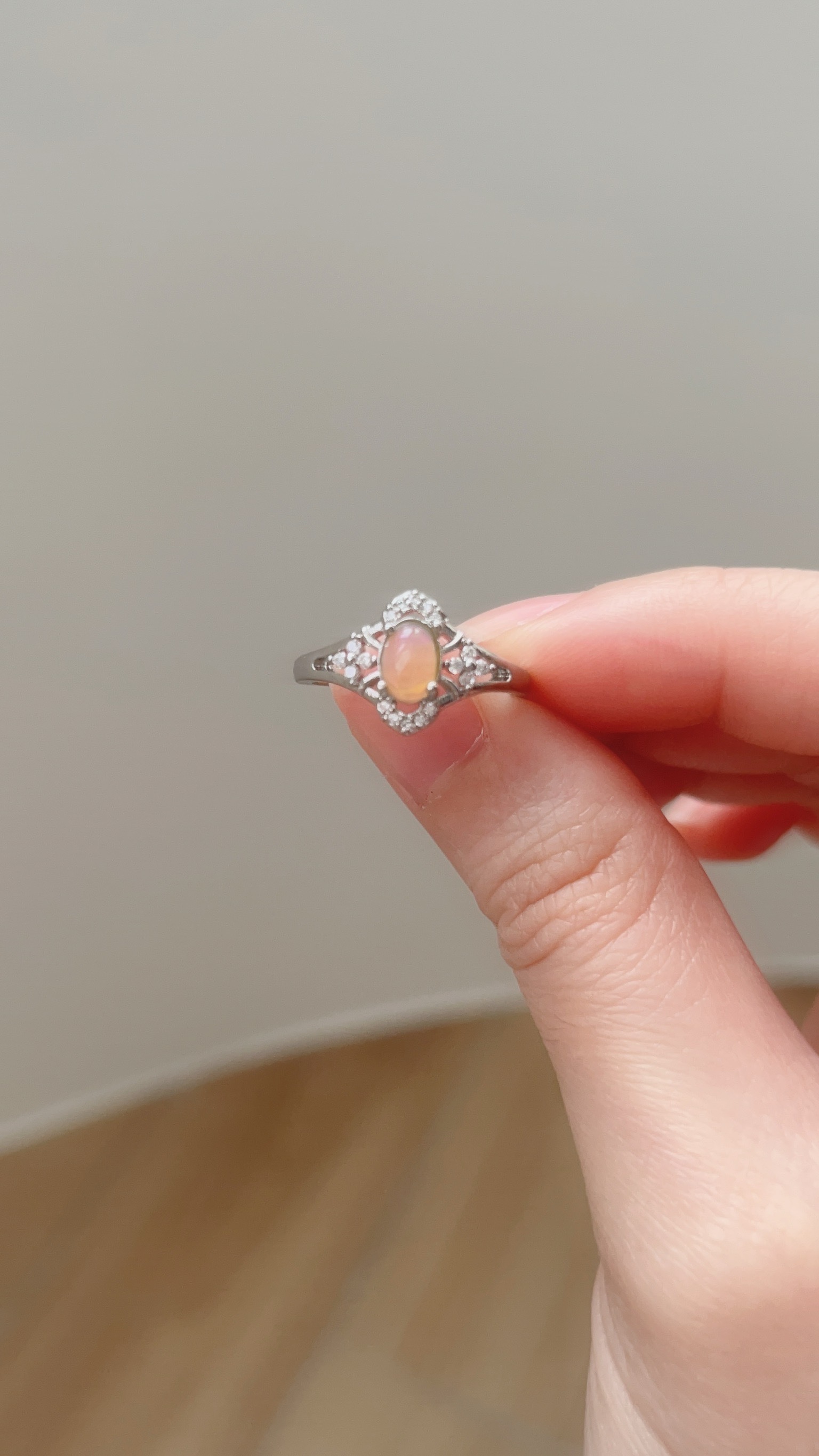 歐珀石被認為是礦石中的仙女 每一顆歐珀都有不同的色澤 而且一顆裡面，在不同角度就擁有不同顏色的火彩 魔幻般的色彩，讓人看得如癡如醉，非常入迷💗  這款戒台，設計師用宮廷風的設計 更襯托出歐珀石的優雅高貴✨ 上下的碎鑽，和左右兩班各四小顆鑽 讓整體很亮麗，但也不會搶走歐珀的光彩  戴在手上真的會一直想欣賞祂 一定也會讓你成為漂亮焦點💕