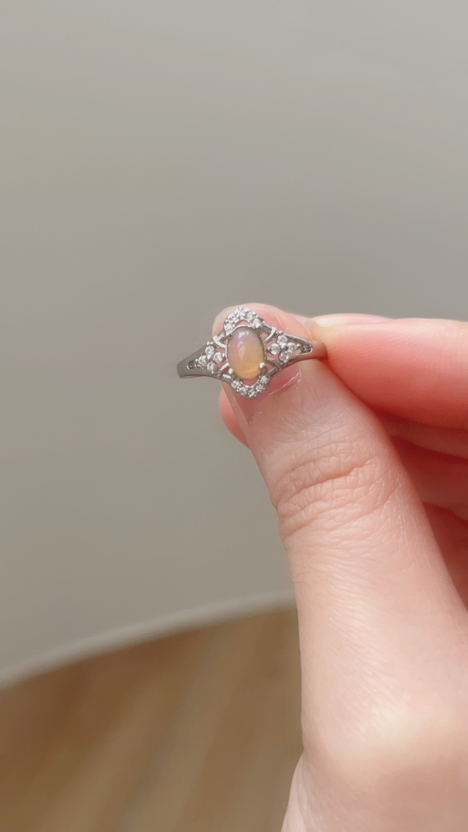 歐珀石被認為是礦石中的仙女 每一顆歐珀都有不同的色澤 而且一顆裡面，在不同角度就擁有不同顏色的火彩 魔幻般的色彩，讓人看得如癡如醉，非常入迷💗  這款戒台，設計師用宮廷風的設計 更襯托出歐珀石的優雅高貴✨ 上下的碎鑽，和左右兩班各四小顆鑽 讓整體很亮麗，但也不會搶走歐珀的光彩  戴在手上真的會一直想欣賞祂 一定也會讓你成為漂亮焦點💕