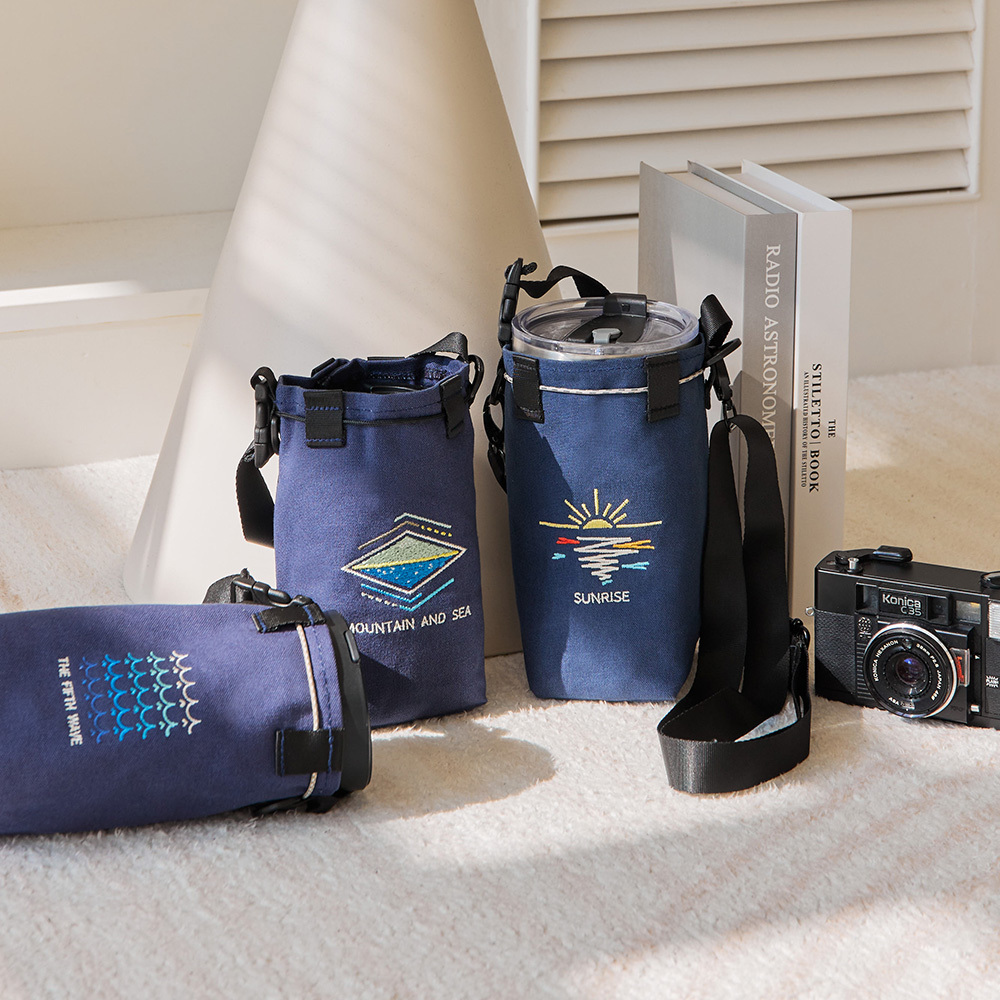 《海色的線條》刺繡束口水壺袋