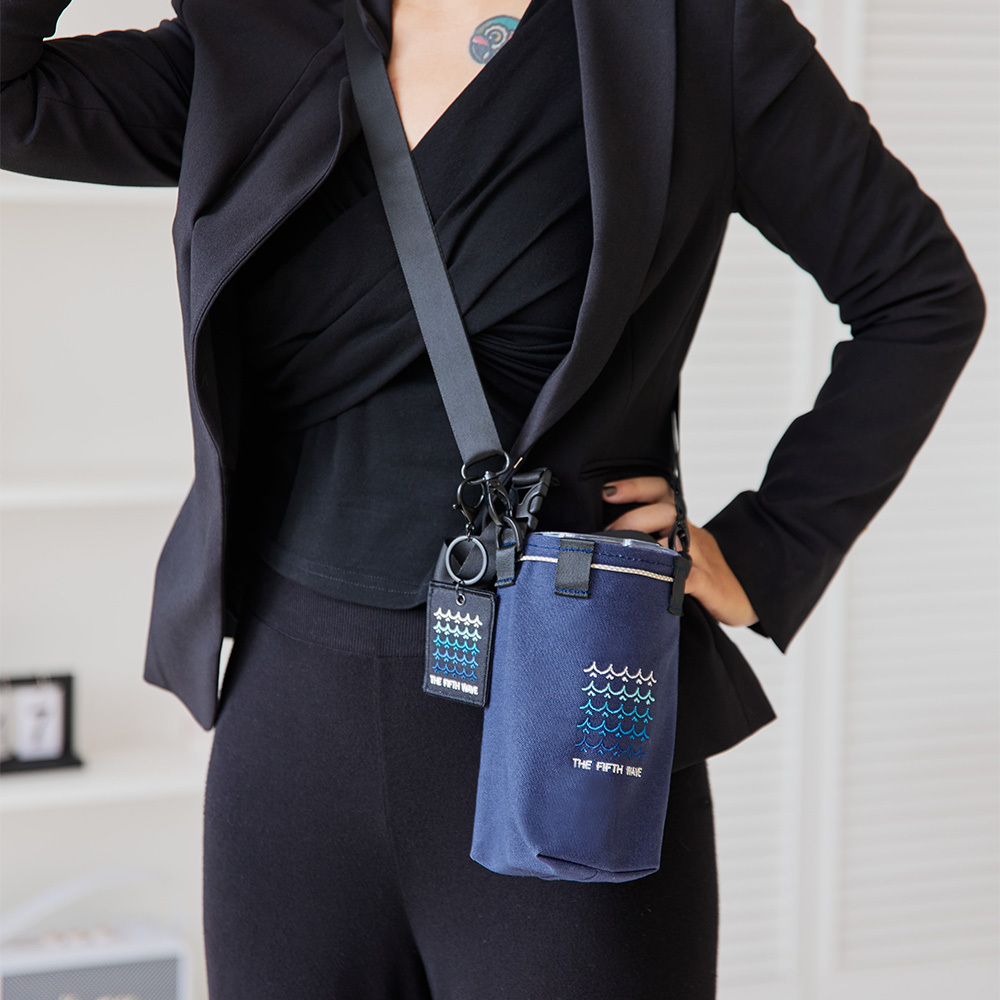 《海色的線條》刺繡束口水壺袋