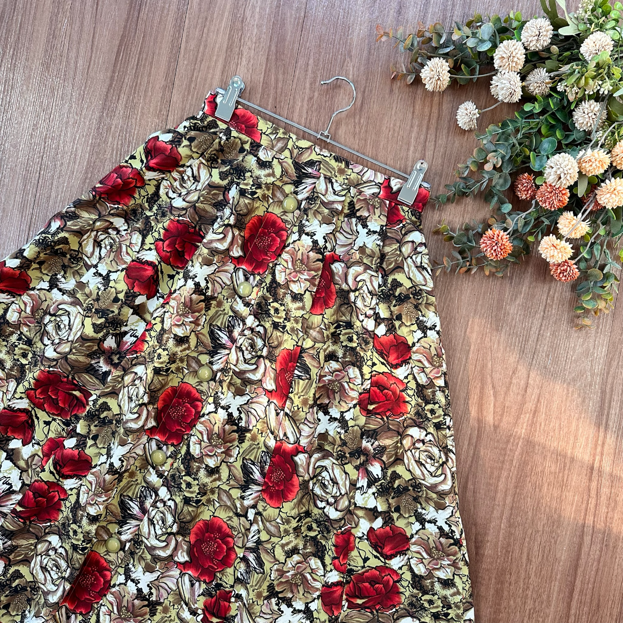 淡灰綠配浪漫大花半身裙