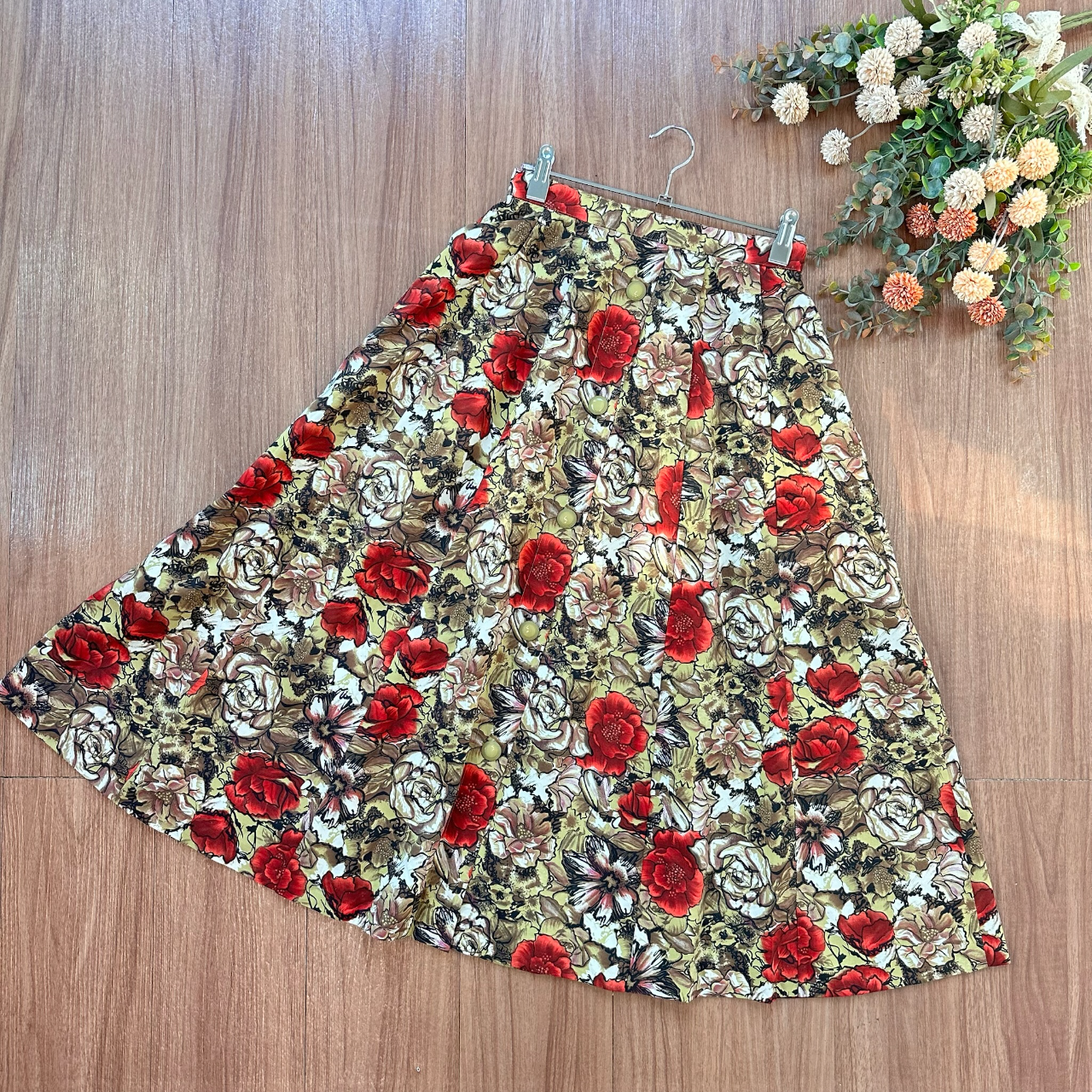 淡灰綠配浪漫大花半身裙