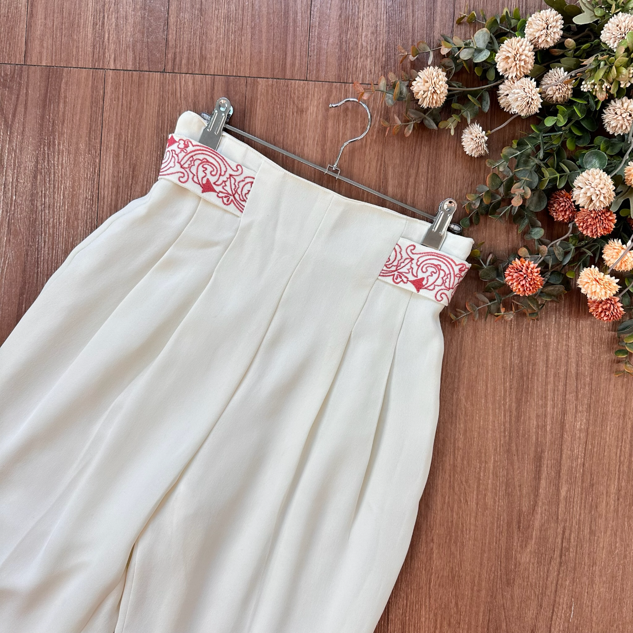 奶白色配桃粉刺繡高腰長褲