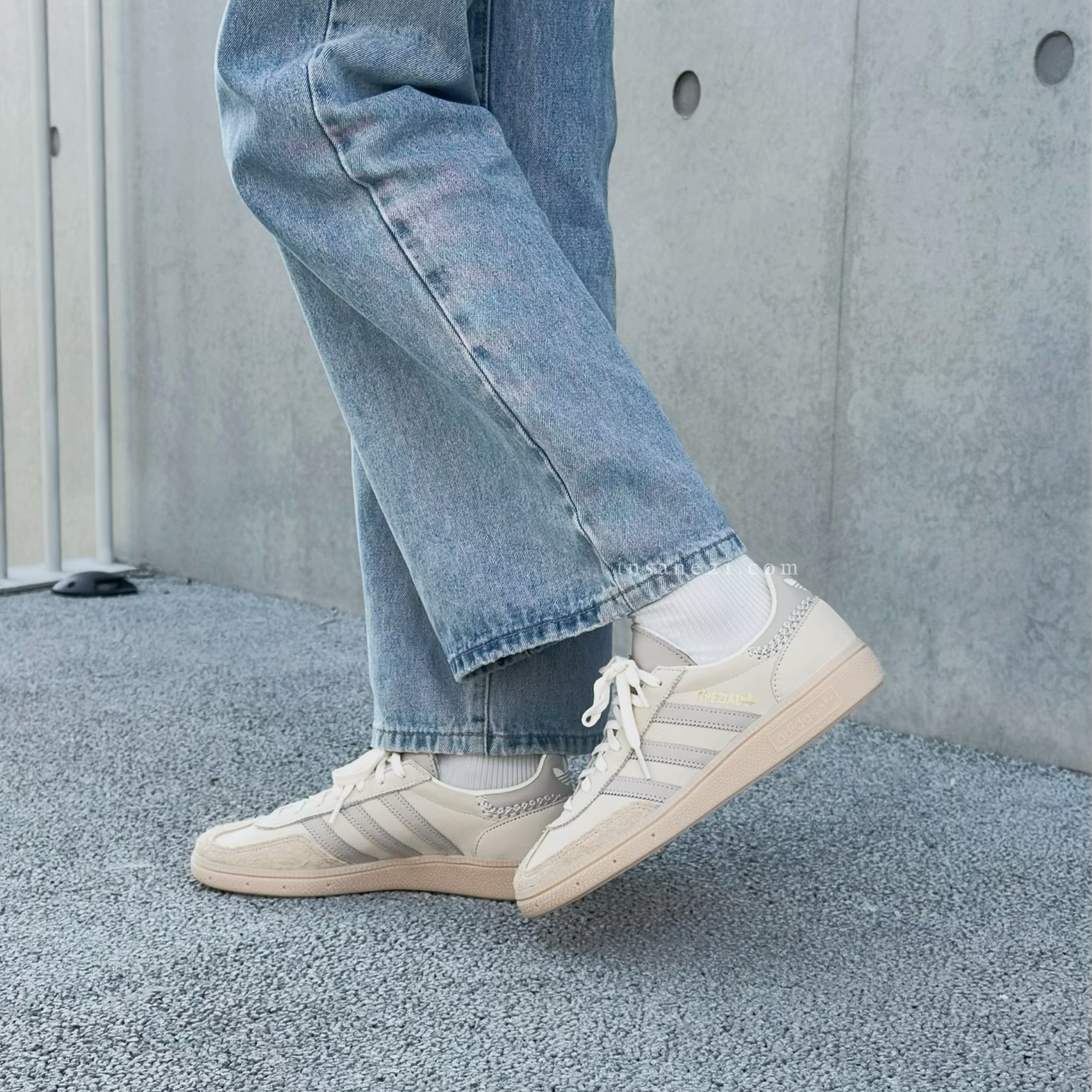 ADIDAS HANDBALL SPEZIAL 奶茶灰白 奶油白 外縫線 麂皮 焦糖底 德訓鞋 女鞋 IE3699