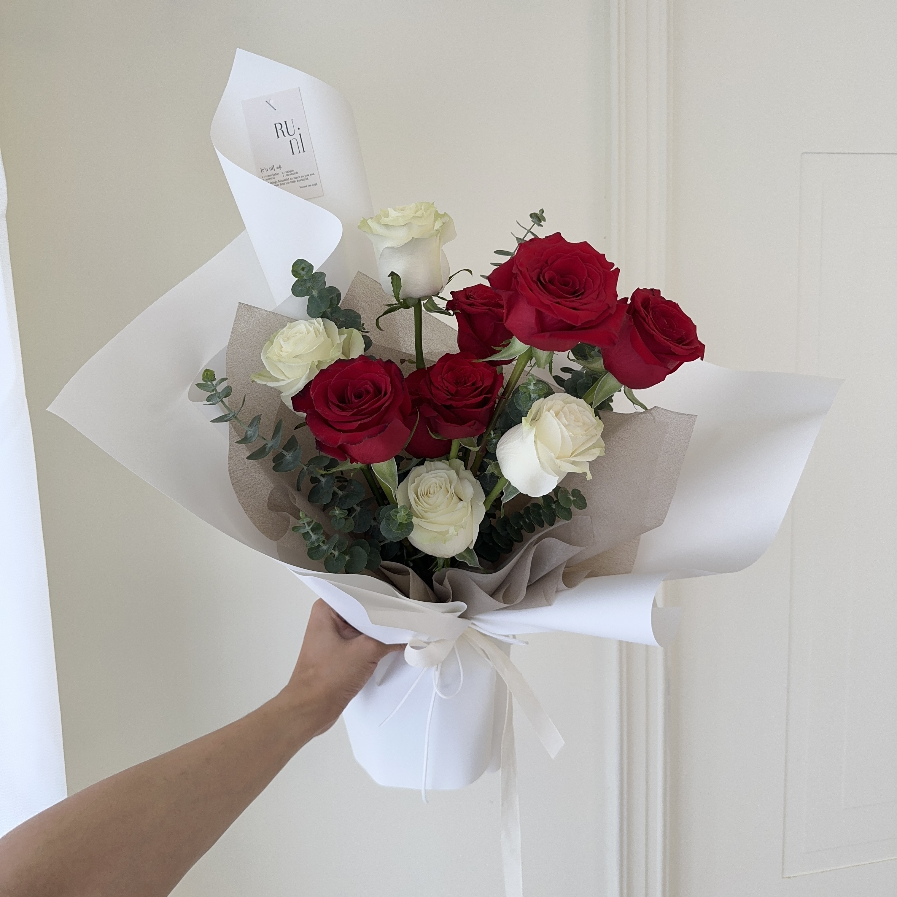 薔薇心語 - 進口純紅白玫瑰鮮花花束