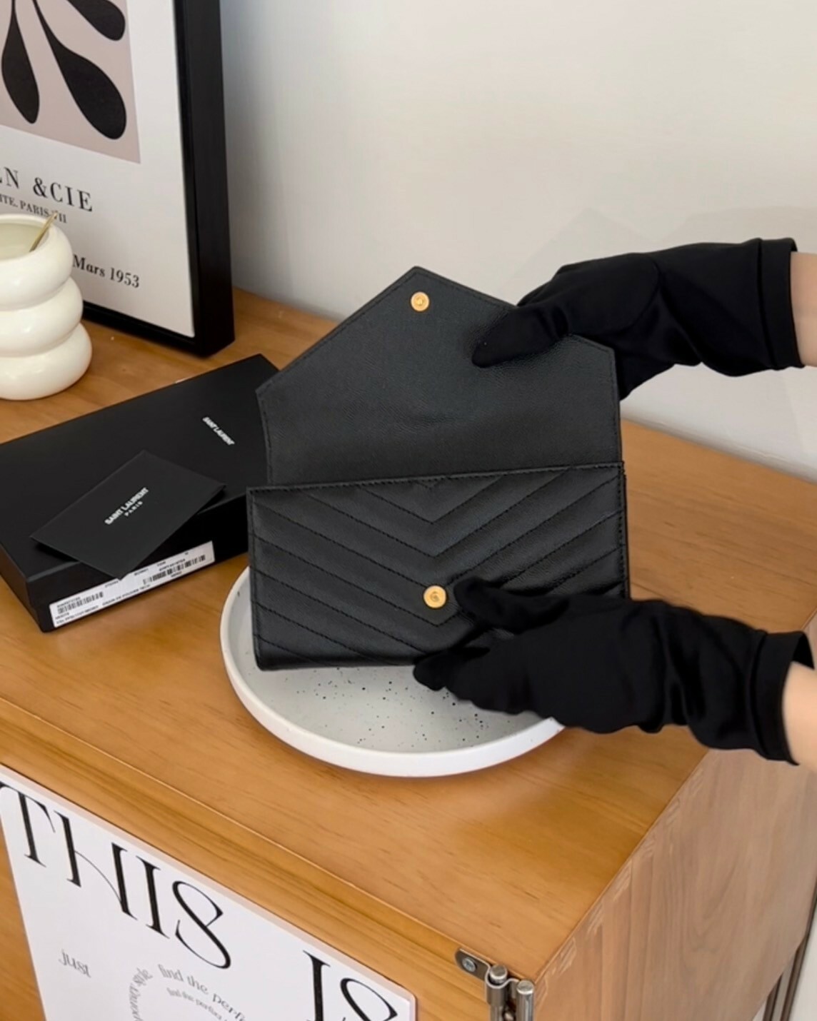 YSL｜粒面掀蓋信封長夾 黑金