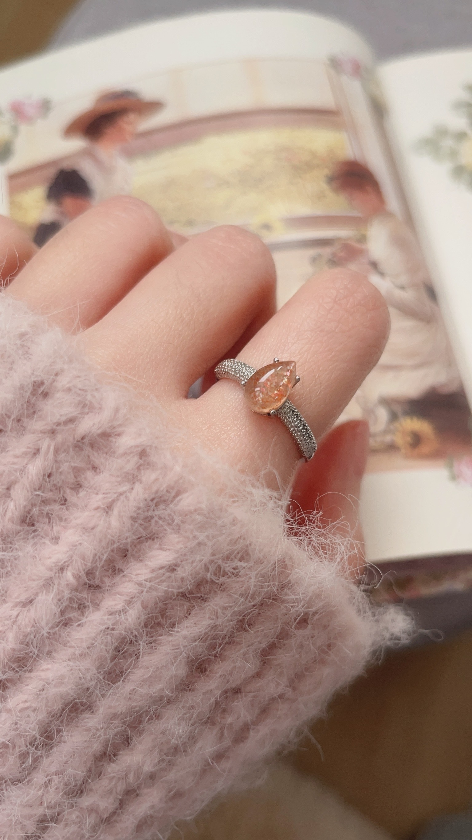 金太陽一直是我很喜歡的石頭，是太陽石中的極品🥇 金太陽石橙色的外表下 可以看到石頭裡面有金色髮絲閃亮亮的✨ 不同角度也可以看到從石頭裡面透出來的金光 被光線照射時會透出金光閃閃的片狀礦物，這被稱為「砂金效應」 超級漂亮🤩  水滴也有很美好的寓意 所謂「上善若水」，水無所不能包容 表示我們無論遇到什麼樣的境遇，都能隨遇而安，從容自得。  水滴是柔軟的，但是滴水可穿石 表示我們柔軟圓滑的同時，也保有韌性與堅毅。  水滴形狀的礦石也表示永恆 礦石是幾千幾萬年的存在，也將永垂不朽 做成水滴狀也表示，水永遠不枯竭 祂將表示你的信念、你的美好，將永恆不變