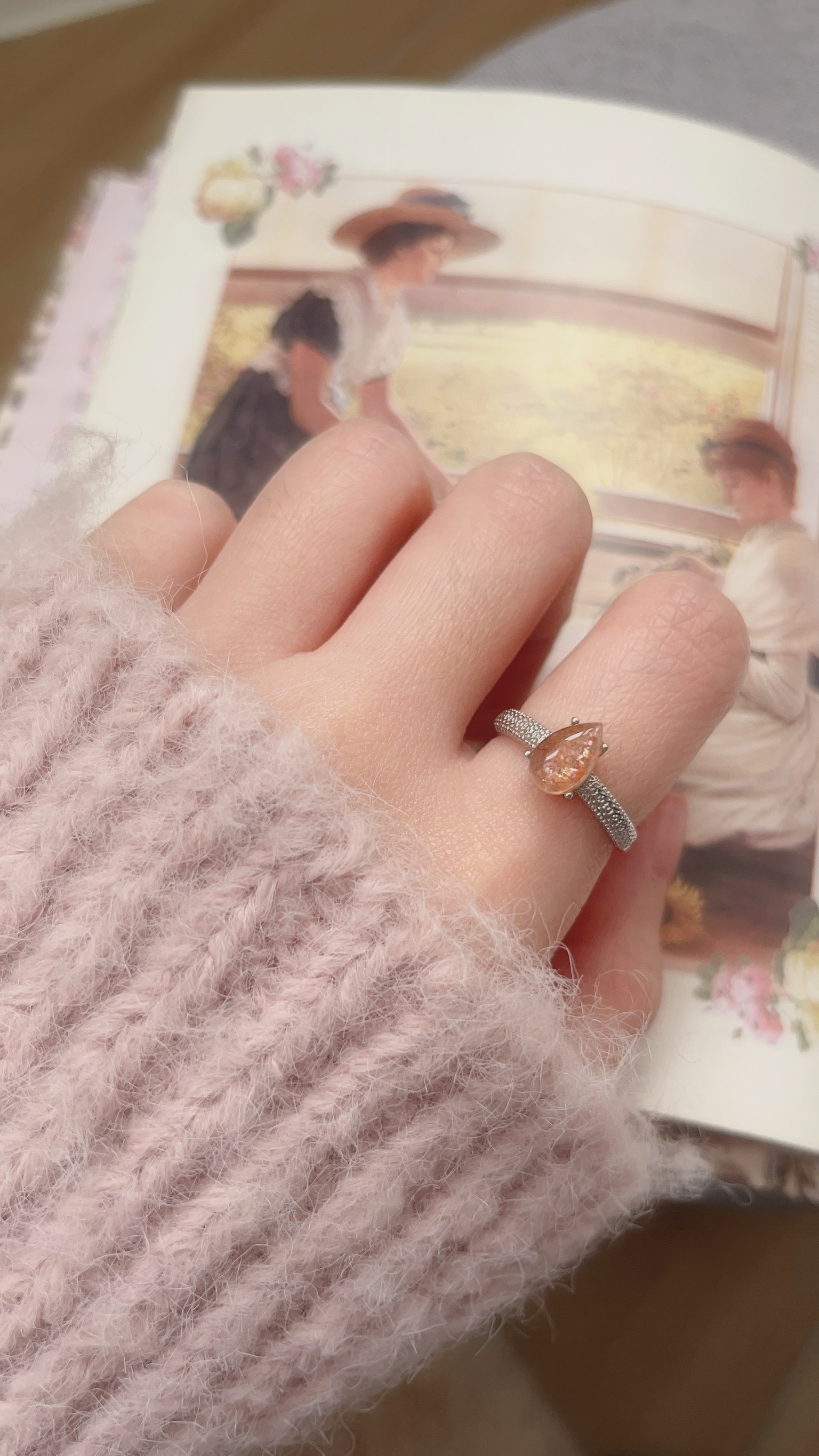 金太陽一直是我很喜歡的石頭，是太陽石中的極品🥇 金太陽石橙色的外表下 可以看到石頭裡面有金色髮絲閃亮亮的✨ 不同角度也可以看到從石頭裡面透出來的金光 被光線照射時會透出金光閃閃的片狀礦物，這被稱為「砂金效應」 超級漂亮🤩  水滴也有很美好的寓意 所謂「上善若水」，水無所不能包容 表示我們無論遇到什麼樣的境遇，都能隨遇而安，從容自得。  水滴是柔軟的，但是滴水可穿石 表示我們柔軟圓滑的同時，也保有韌性與堅毅。  水滴形狀的礦石也表示永恆 礦石是幾千幾萬年的存在，也將永垂不朽 做成水滴狀也表示，水永遠不枯竭 祂將表示你的信念、你的美好，將永恆不變