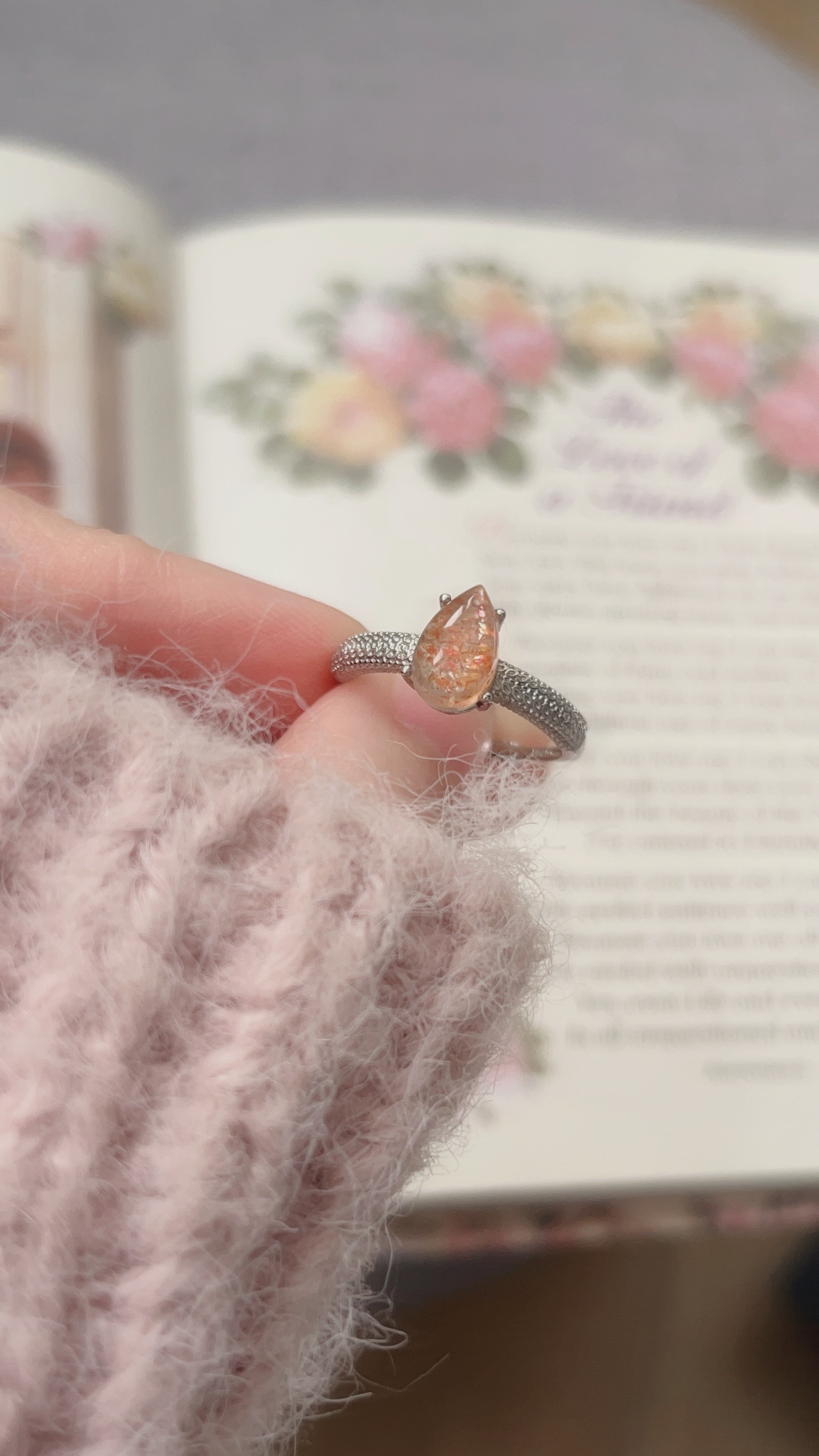 金太陽一直是我很喜歡的石頭，是太陽石中的極品🥇 金太陽石橙色的外表下 可以看到石頭裡面有金色髮絲閃亮亮的✨ 不同角度也可以看到從石頭裡面透出來的金光 被光線照射時會透出金光閃閃的片狀礦物，這被稱為「砂金效應」 超級漂亮🤩  水滴也有很美好的寓意 所謂「上善若水」，水無所不能包容 表示我們無論遇到什麼樣的境遇，都能隨遇而安，從容自得。  水滴是柔軟的，但是滴水可穿石 表示我們柔軟圓滑的同時，也保有韌性與堅毅。  水滴形狀的礦石也表示永恆 礦石是幾千幾萬年的存在，也將永垂不朽 做成水滴狀也表示，水永遠不枯竭 祂將表示你的信念、你的美好，將永恆不變