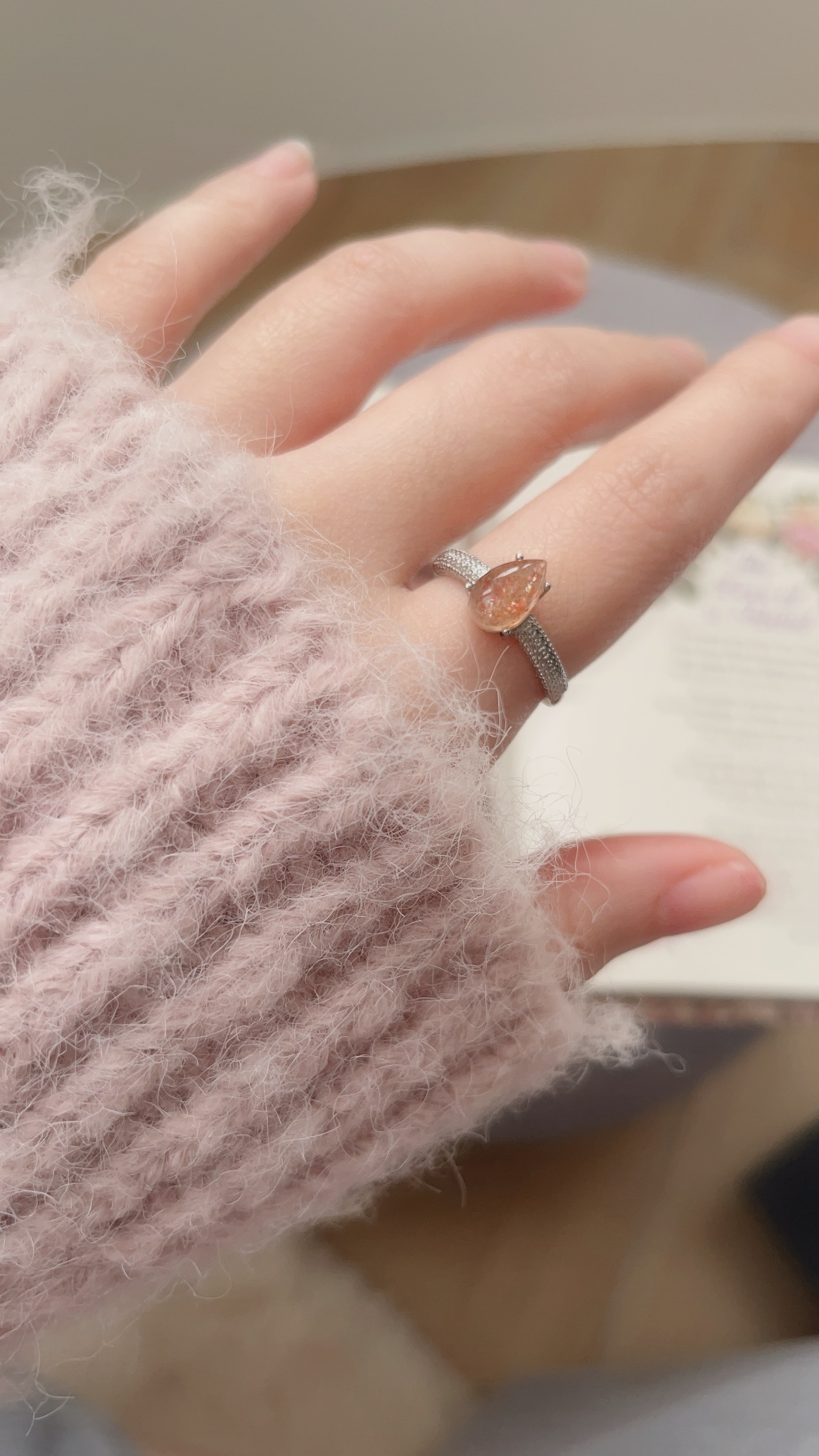 金太陽一直是我很喜歡的石頭，是太陽石中的極品🥇 金太陽石橙色的外表下 可以看到石頭裡面有金色髮絲閃亮亮的✨ 不同角度也可以看到從石頭裡面透出來的金光 被光線照射時會透出金光閃閃的片狀礦物，這被稱為「砂金效應」 超級漂亮🤩  水滴也有很美好的寓意 所謂「上善若水」，水無所不能包容 表示我們無論遇到什麼樣的境遇，都能隨遇而安，從容自得。  水滴是柔軟的，但是滴水可穿石 表示我們柔軟圓滑的同時，也保有韌性與堅毅。  水滴形狀的礦石也表示永恆 礦石是幾千幾萬年的存在，也將永垂不朽 做成水滴狀也表示，水永遠不枯竭 祂將表示你的信念、你的美好，將永恆不變