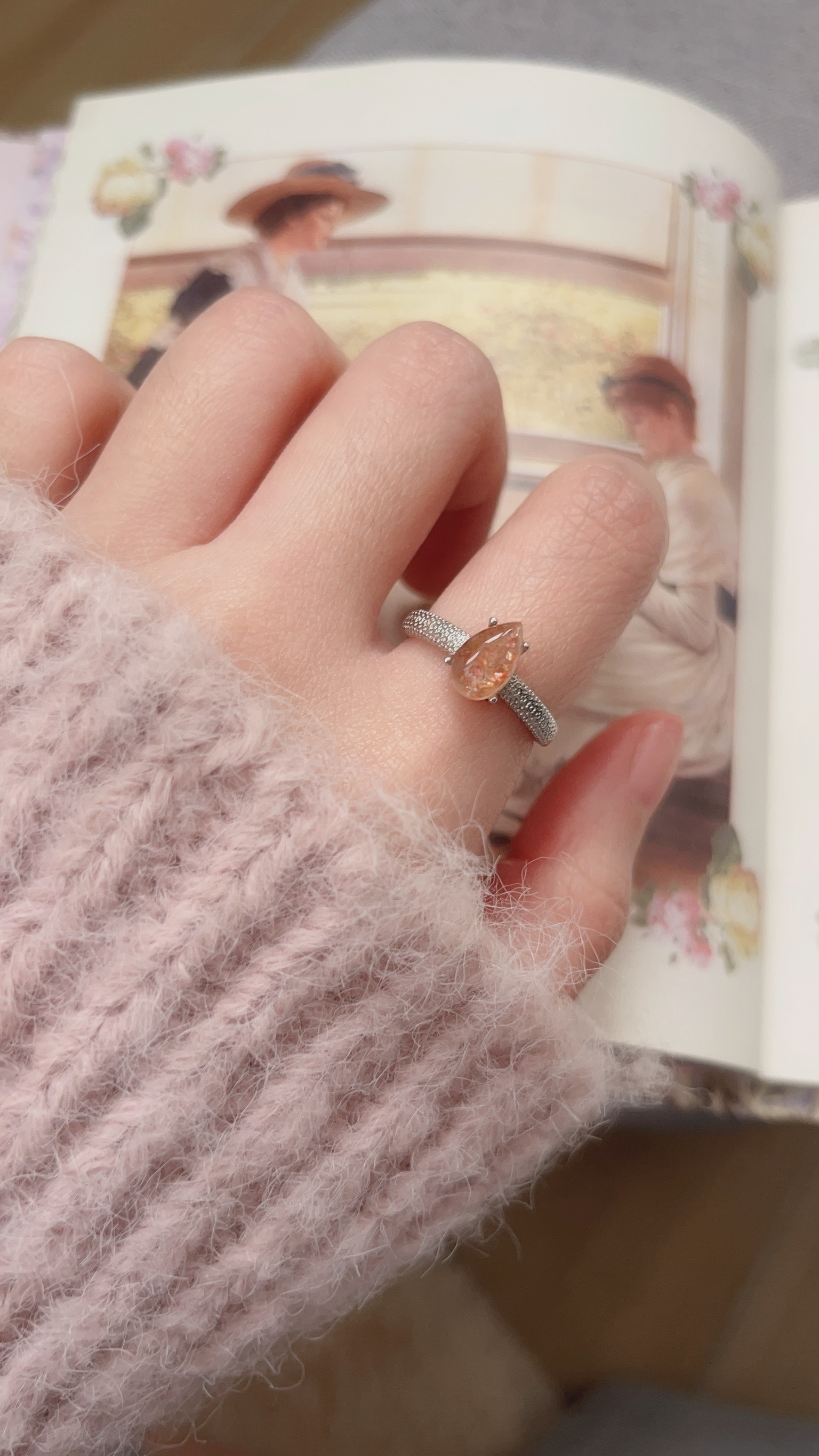 金太陽一直是我很喜歡的石頭，是太陽石中的極品🥇 金太陽石橙色的外表下 可以看到石頭裡面有金色髮絲閃亮亮的✨ 不同角度也可以看到從石頭裡面透出來的金光 被光線照射時會透出金光閃閃的片狀礦物，這被稱為「砂金效應」 超級漂亮🤩  水滴也有很美好的寓意 所謂「上善若水」，水無所不能包容 表示我們無論遇到什麼樣的境遇，都能隨遇而安，從容自得。  水滴是柔軟的，但是滴水可穿石 表示我們柔軟圓滑的同時，也保有韌性與堅毅。  水滴形狀的礦石也表示永恆 礦石是幾千幾萬年的存在，也將永垂不朽 做成水滴狀也表示，水永遠不枯竭 祂將表示你的信念、你的美好，將永恆不變