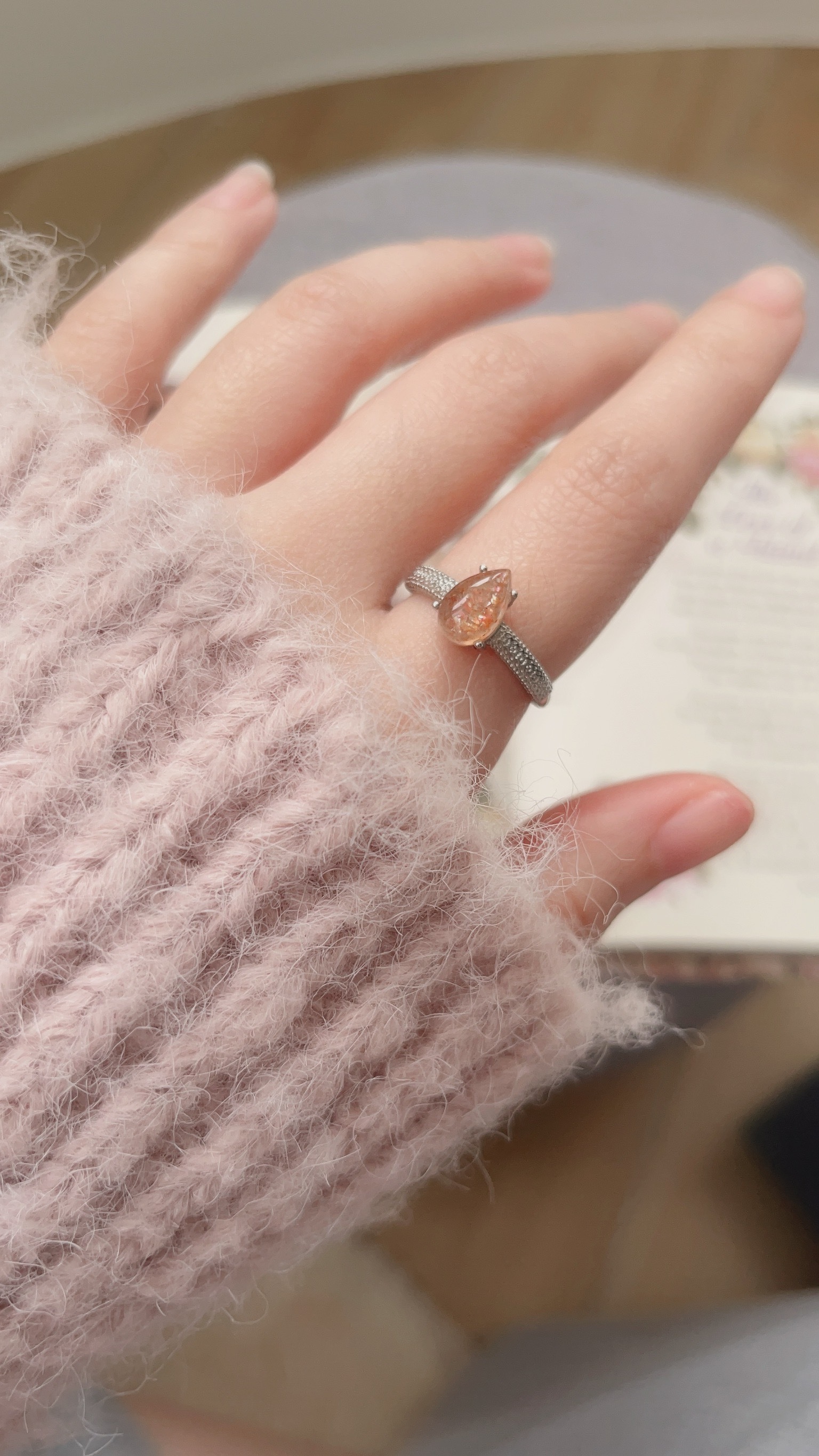 金太陽一直是我很喜歡的石頭，是太陽石中的極品🥇 金太陽石橙色的外表下 可以看到石頭裡面有金色髮絲閃亮亮的✨ 不同角度也可以看到從石頭裡面透出來的金光 被光線照射時會透出金光閃閃的片狀礦物，這被稱為「砂金效應」 超級漂亮🤩  水滴也有很美好的寓意 所謂「上善若水」，水無所不能包容 表示我們無論遇到什麼樣的境遇，都能隨遇而安，從容自得。  水滴是柔軟的，但是滴水可穿石 表示我們柔軟圓滑的同時，也保有韌性與堅毅。  水滴形狀的礦石也表示永恆 礦石是幾千幾萬年的存在，也將永垂不朽 做成水滴狀也表示，水永遠不枯竭 祂將表示你的信念、你的美好，將永恆不變