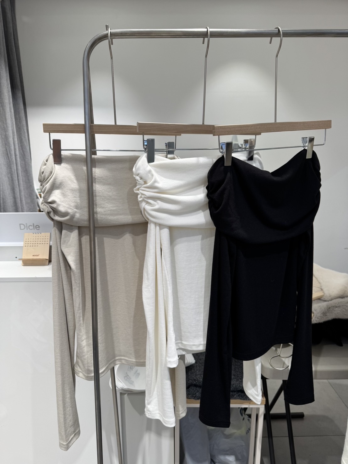 H36 超推薦!平領顯瘦上衣（黑/米/白）