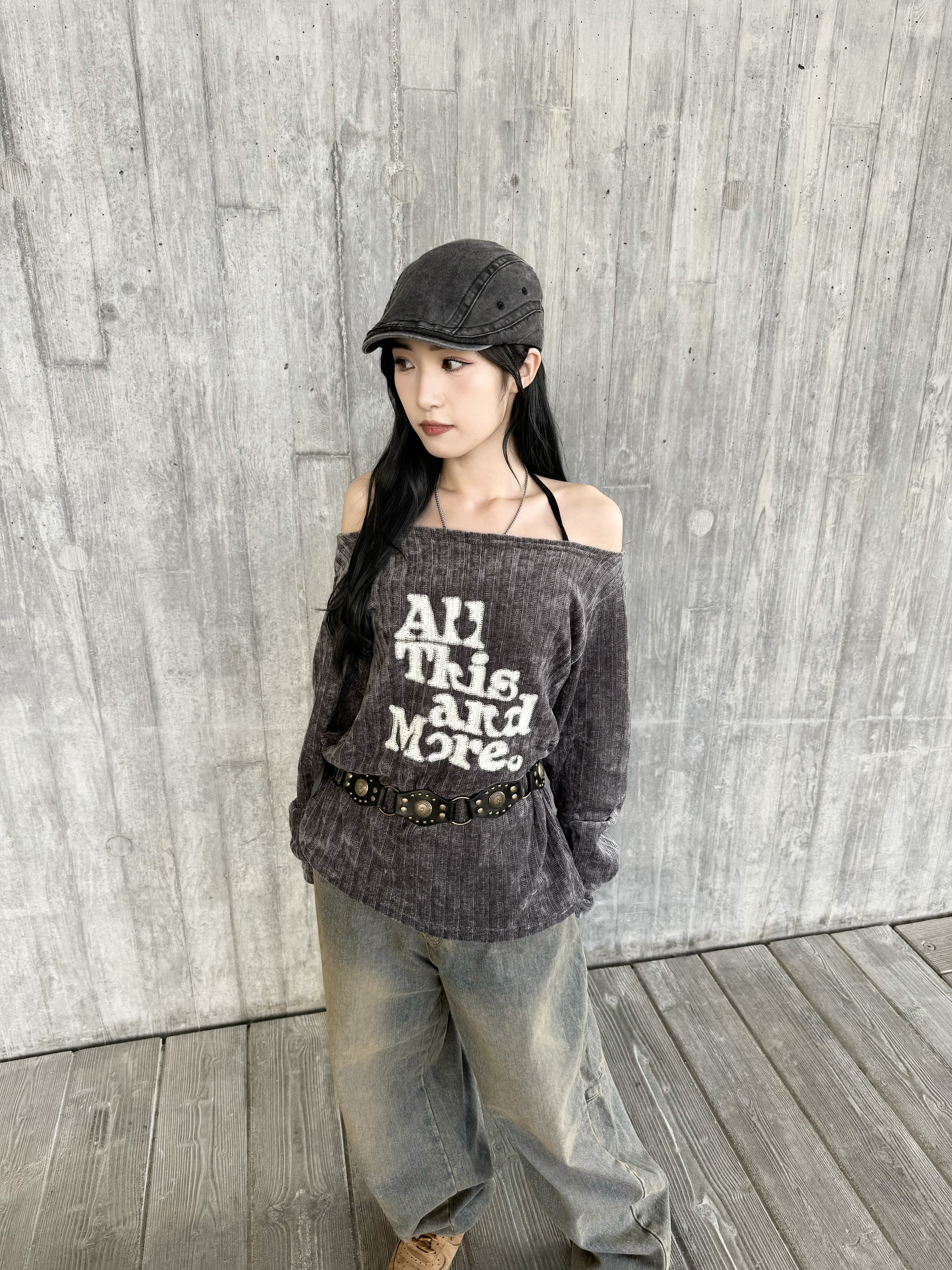 大領口字母暗直紋Top