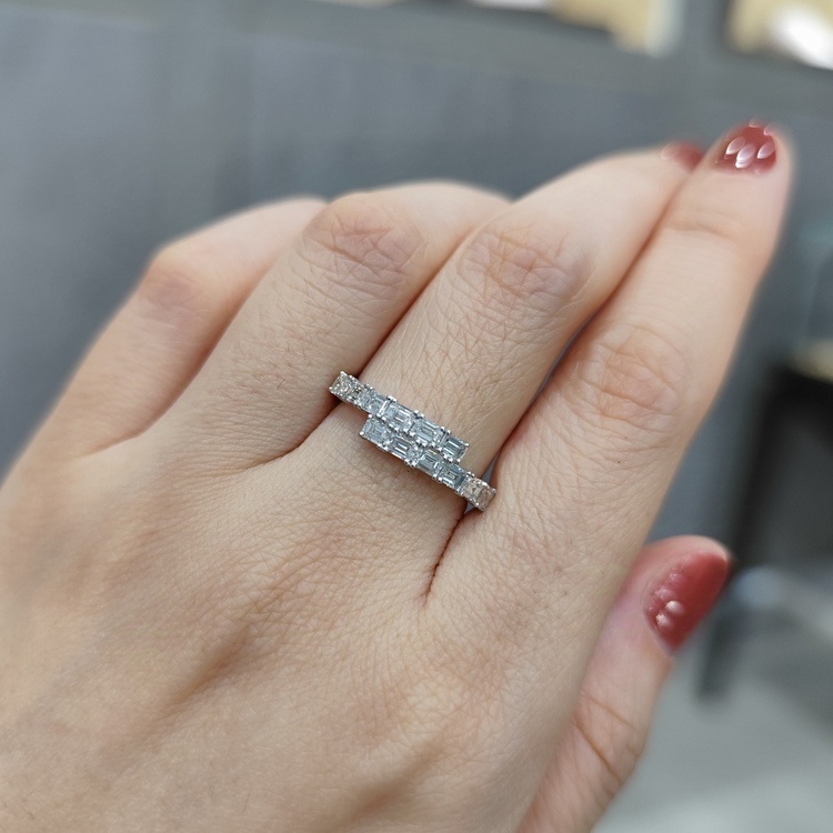 18K白金祖母綠形鑽石戒指