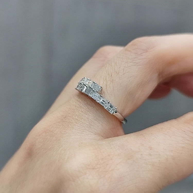 18K白金祖母綠形鑽石戒指