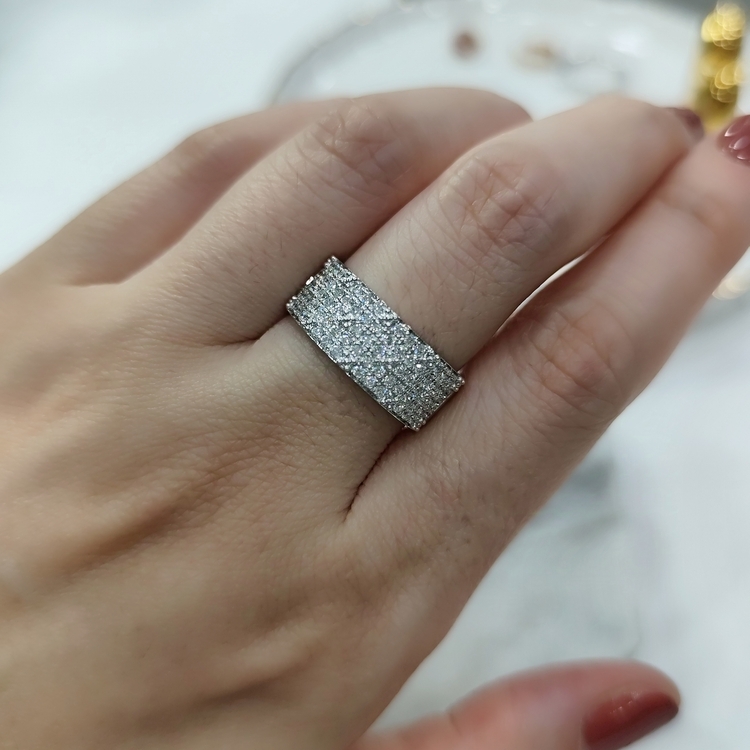 18K白金鑽石闊身戒指