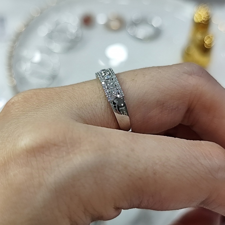 18K白金鑽石戒指