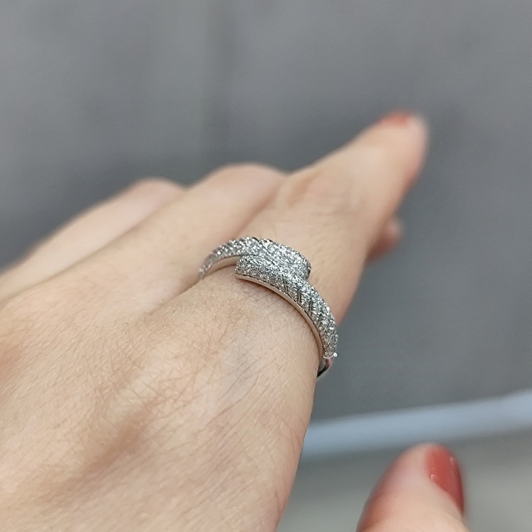 18K白金鑽石戒指