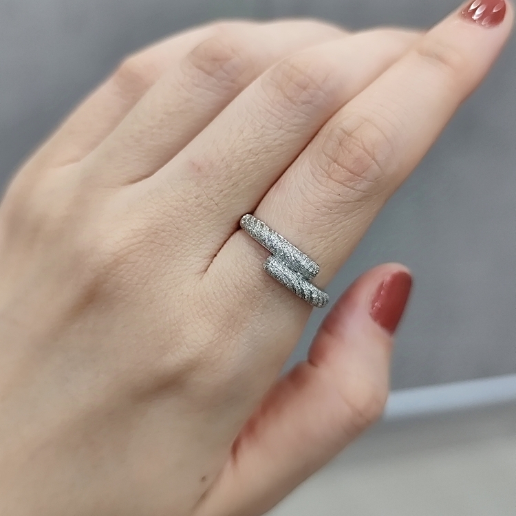 18K白金鑽石戒指