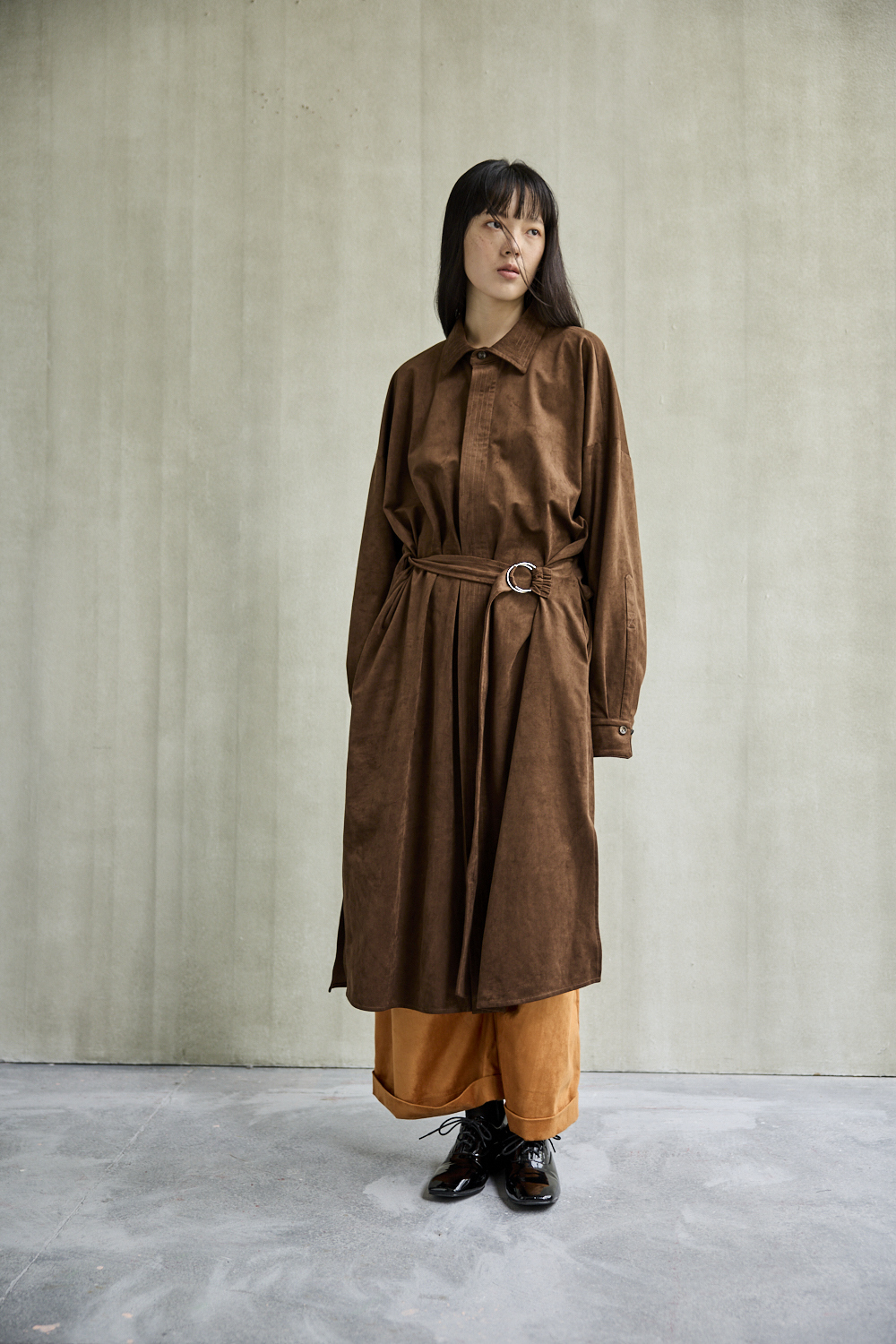 腰帶後鏤空風衣外套