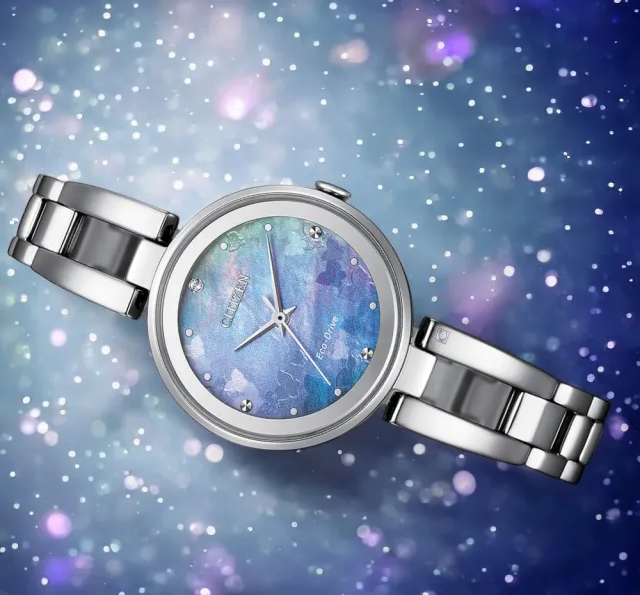 萬年鐘錶 - Citizen 星辰錶  希望之藍限定款 蝴蝶珍珠貝面盤光動能 女錶 EM0801-85N 錶徑 28MM