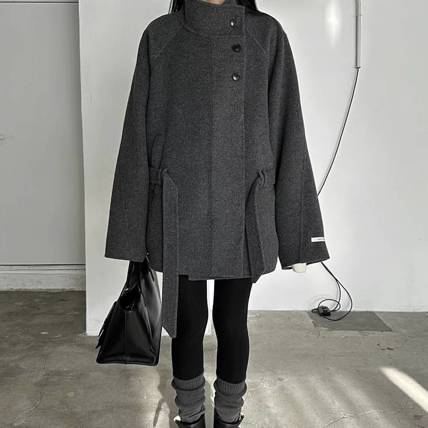 Y03中長版可立領斜釦附綁帶手工羊毛外(深灰)