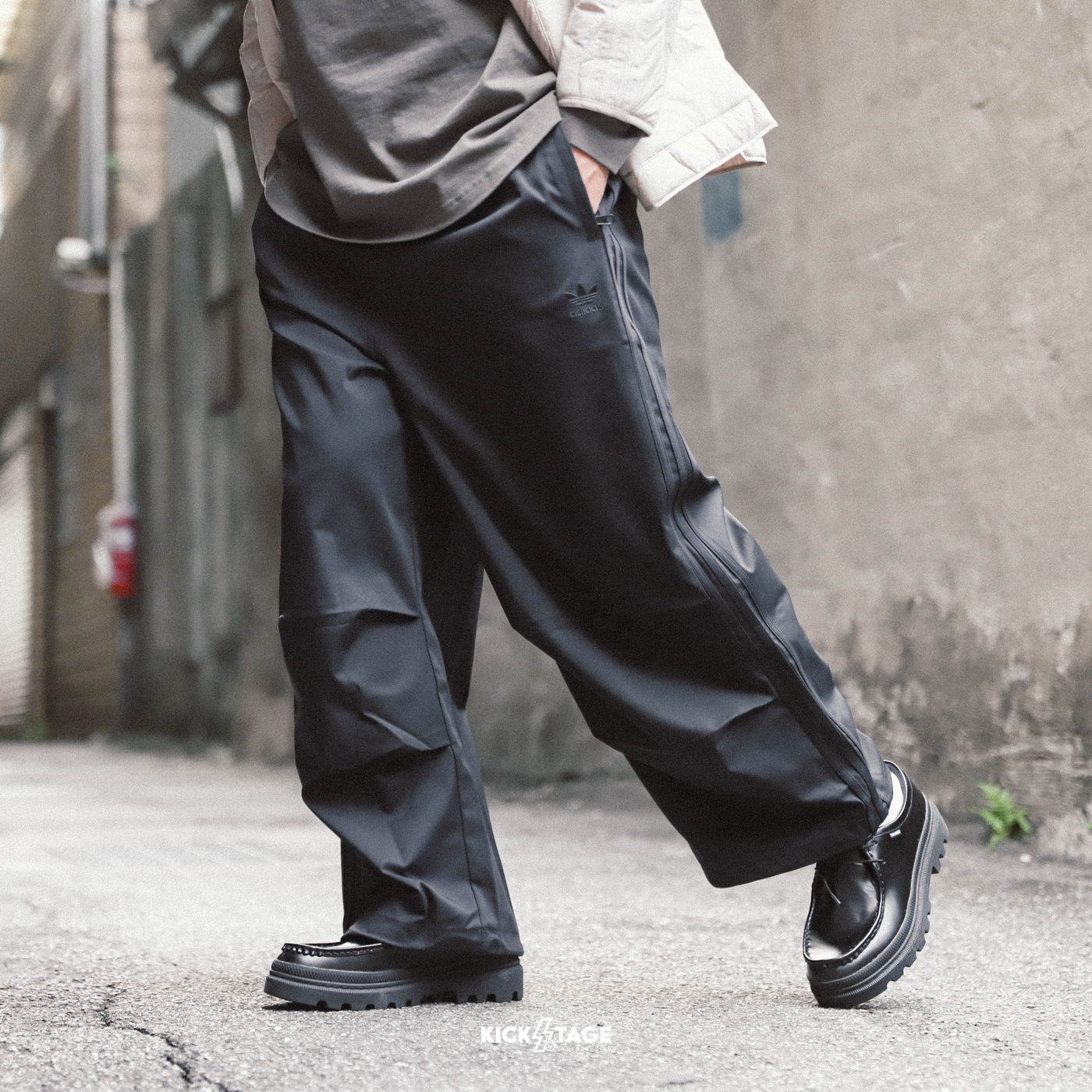 男款 ADIDAS PARACHUTE PANT 黑色 休閒 拉鍊口袋 寬鬆 降落傘褲 長褲【IY2075】