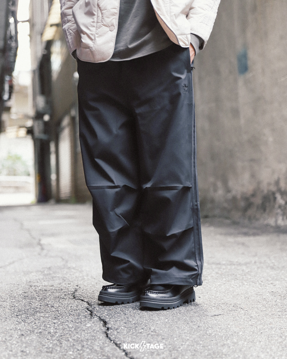 男款 ADIDAS PARACHUTE PANT 黑色 休閒 拉鍊口袋 寬鬆 降落傘褲 長褲【IY2075】