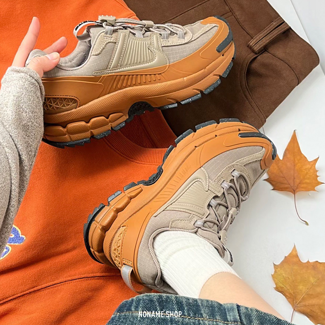 NIKE ZOOM VOMERO 5 ROAM 防撕裂 防水 栓扣式鞋帶 楓葉橘 (女款)
