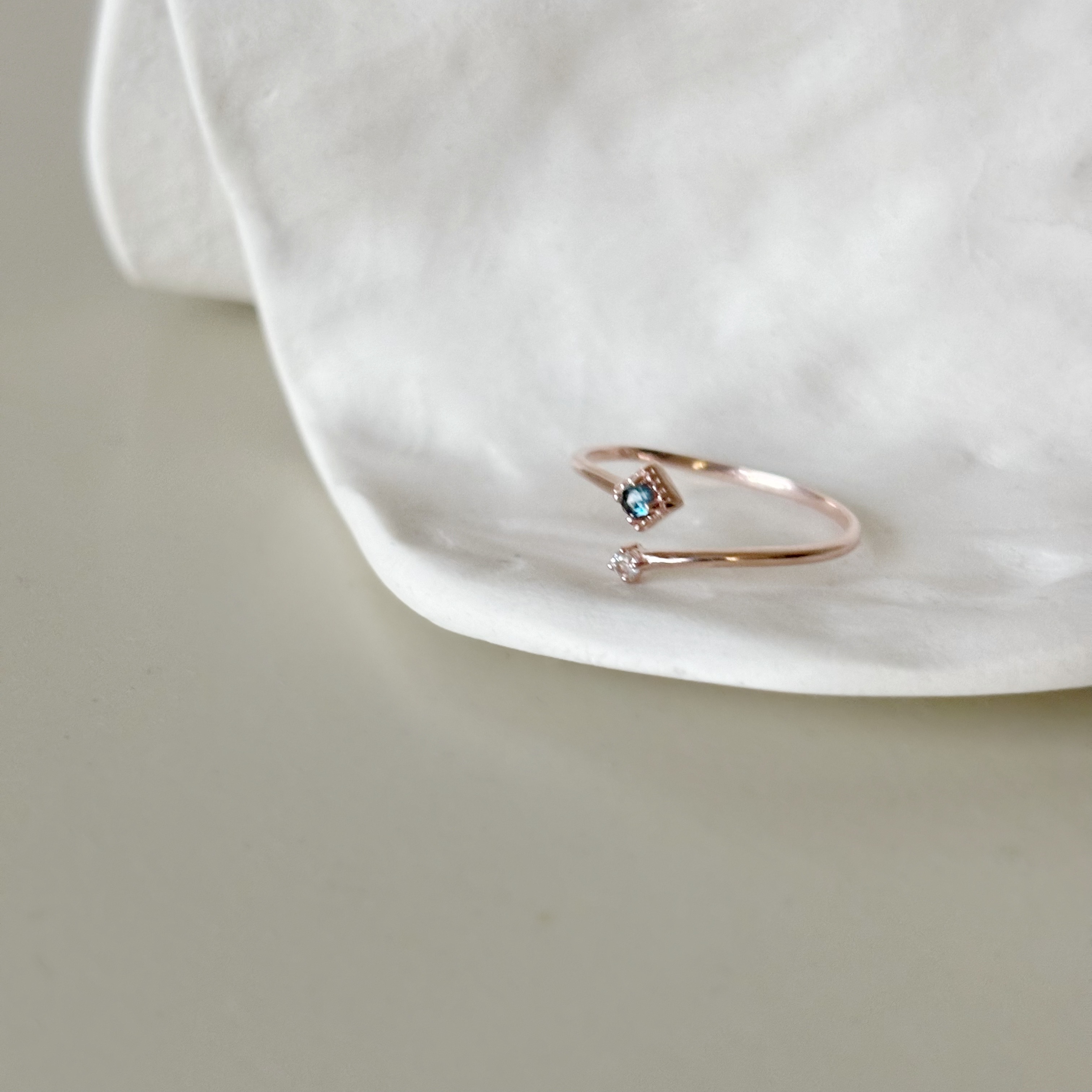 菱四爪倫敦托帕交錯戒指