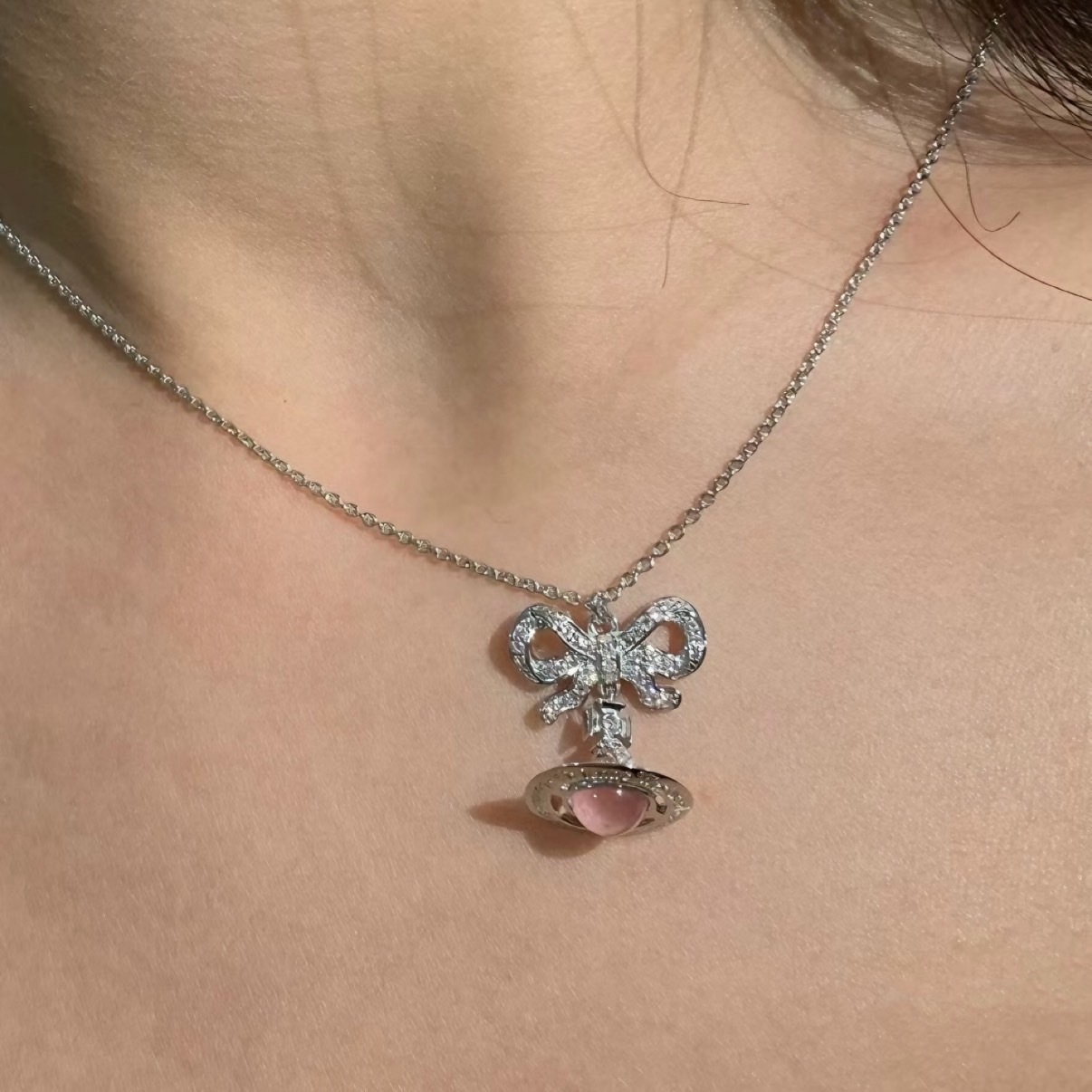 <限定款>VIVIENNE WESTWOOD OCTAVIE ORB 粉晶蝴蝶結 粉色透明球土星吊墜