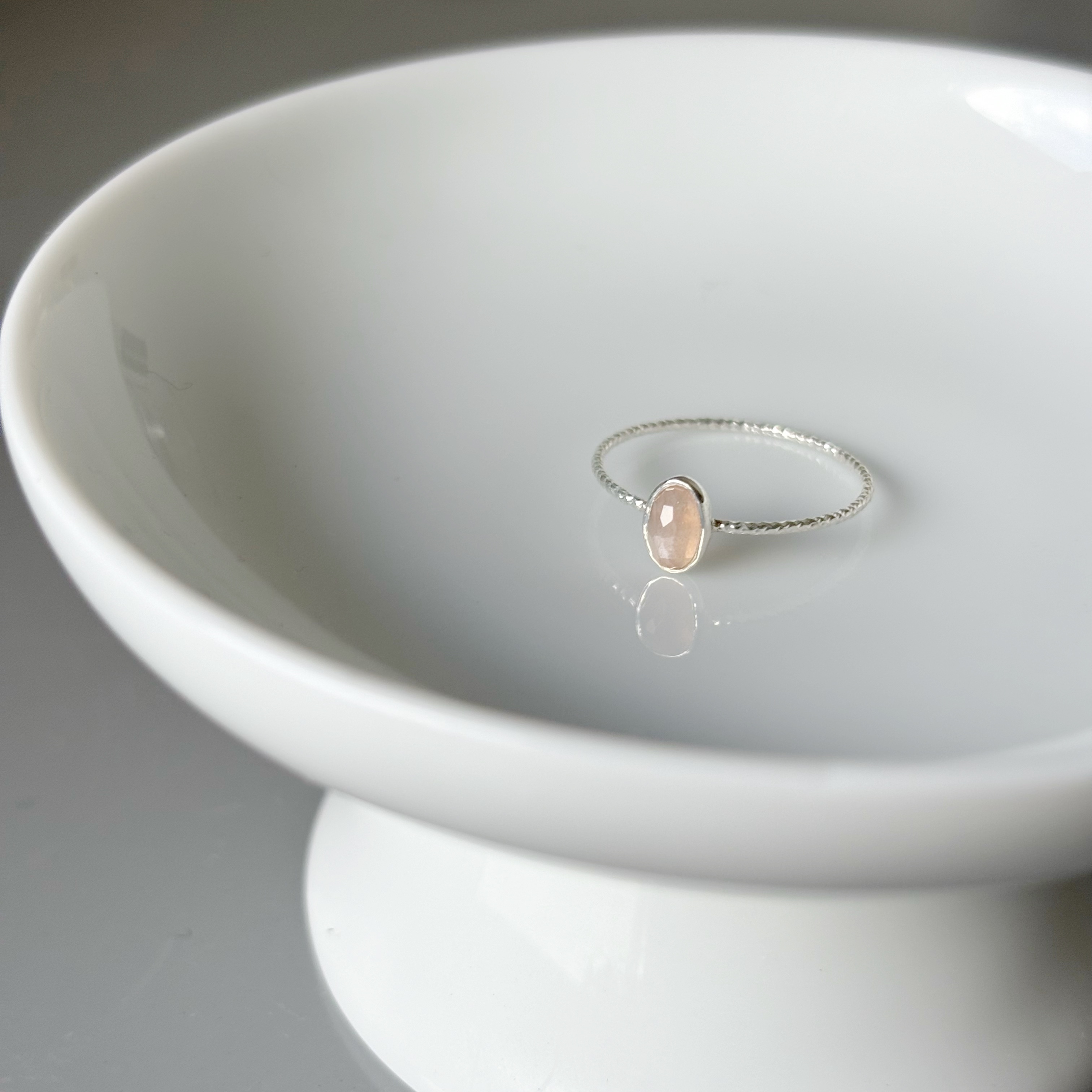 簡約橢圓蜜桃月光石戒指