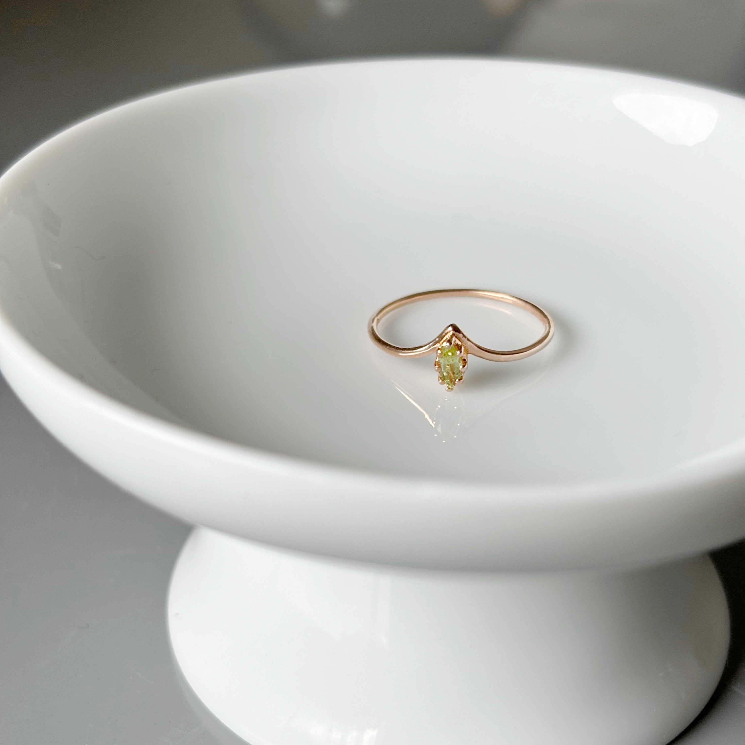 眼形橄欖石V型戒指