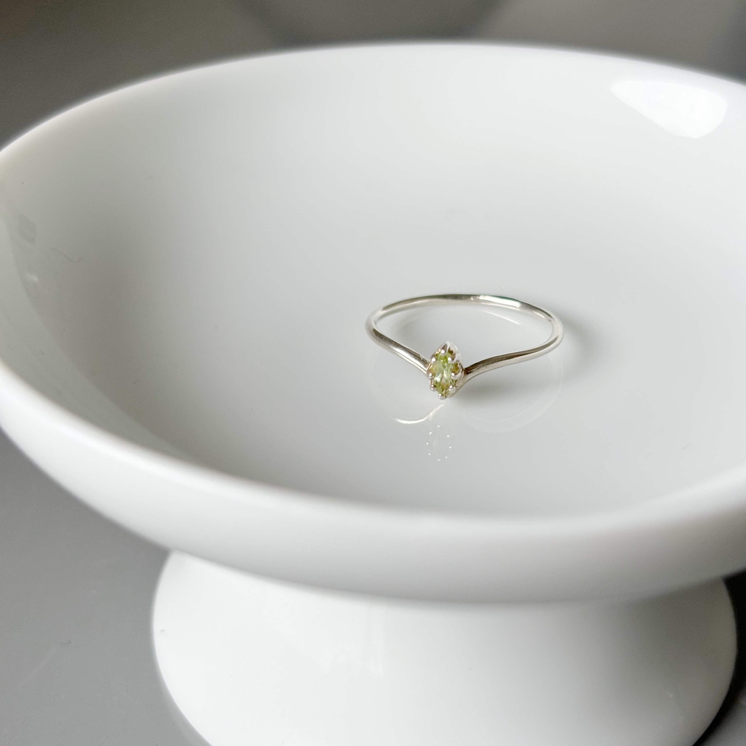 眼形橄欖石V型戒指