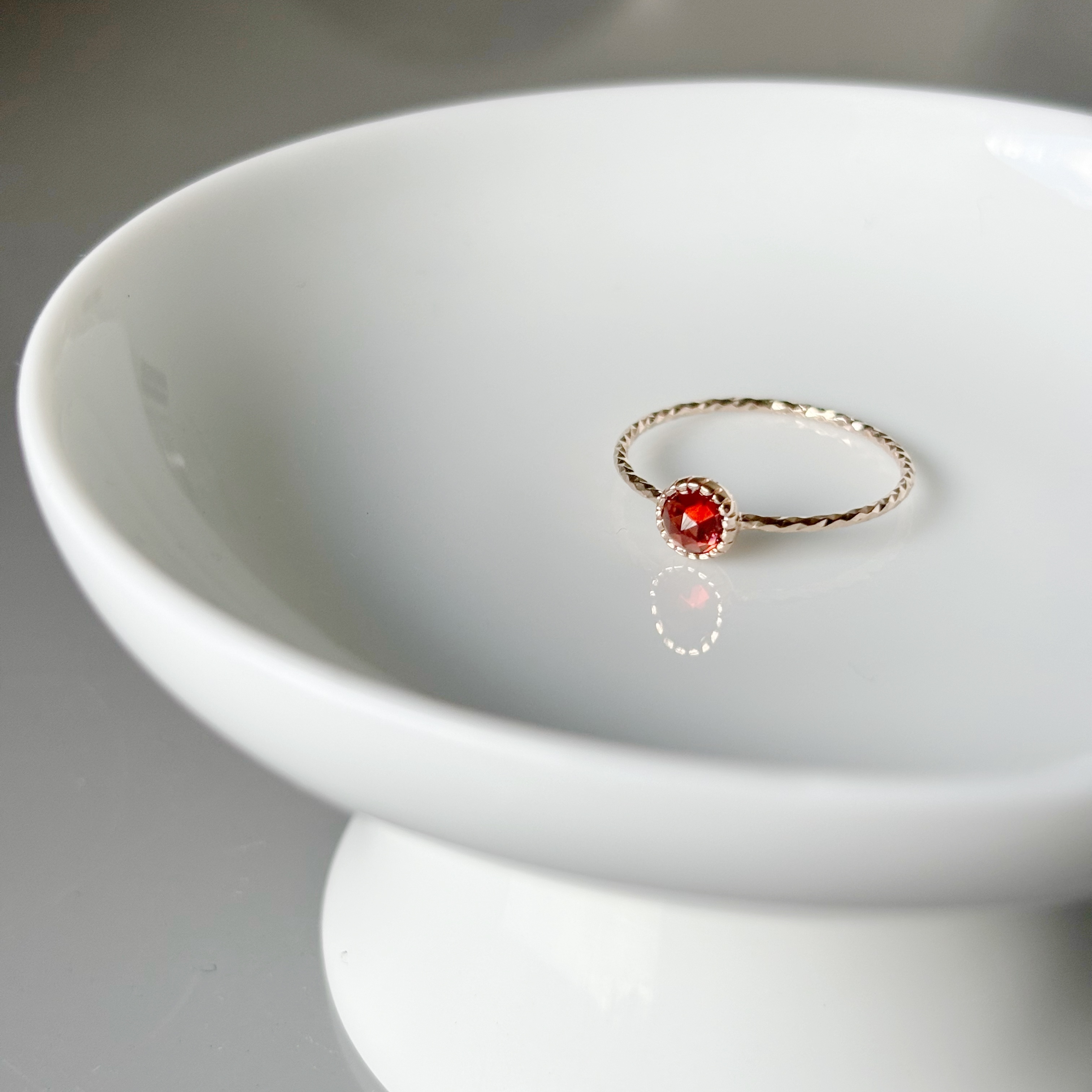 蛋糕邊石榴石戒指