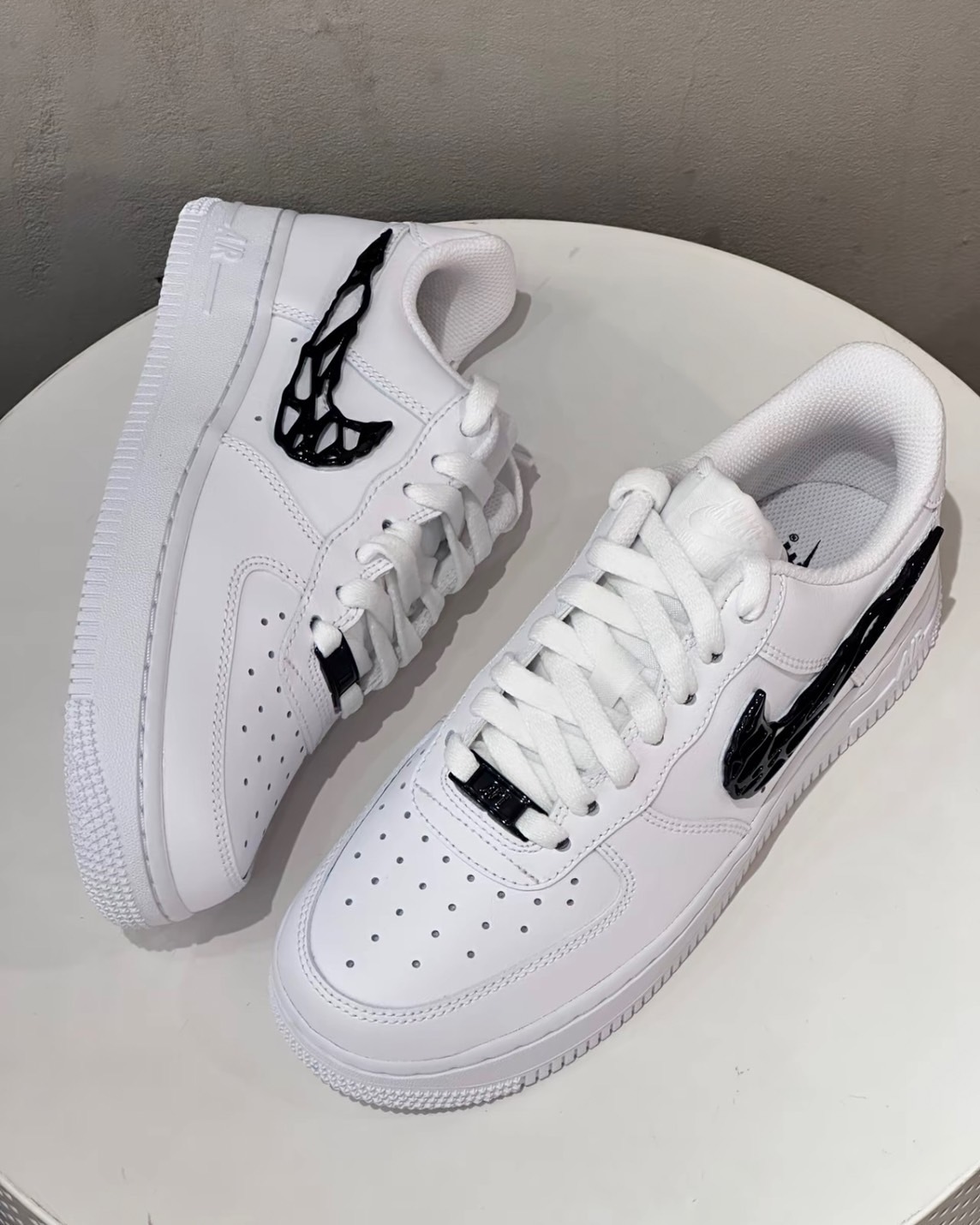 Nike Air Force 1 Low Surfaces in "Liquid Metal Swoosh" 毒液 液態黑 猛毒