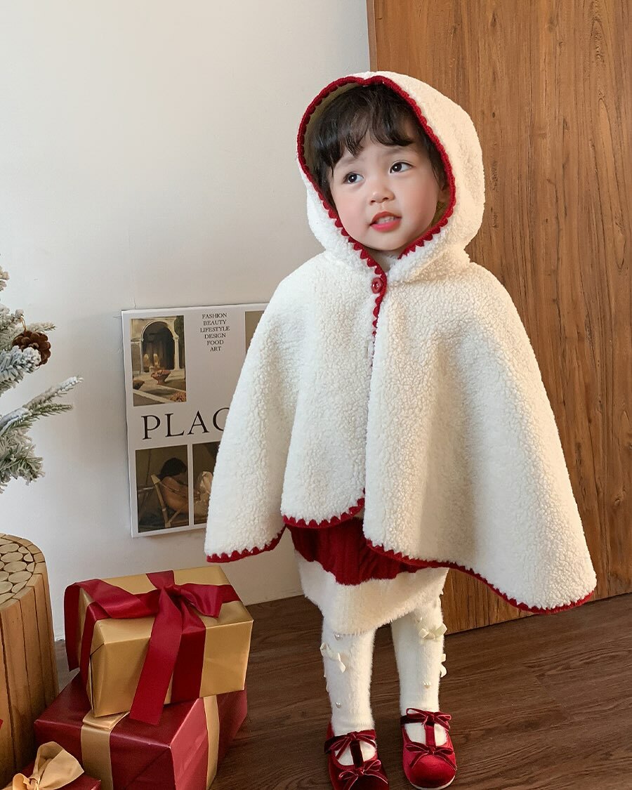 可愛滾邊羊羔毛斗篷