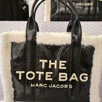 [S] MARC JACOBS H052L01RE21-005 THE CRINKLE SHEARLING SMALL TOTE BAG,BLACK/WHITE, 191267949758 (SMJ399)