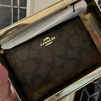 [S] COACH F80233 BOXED SIGNATURE CORNER ZIP WALLET,IM/BROWN TRUE RED, 193971506135 (SCO1014)