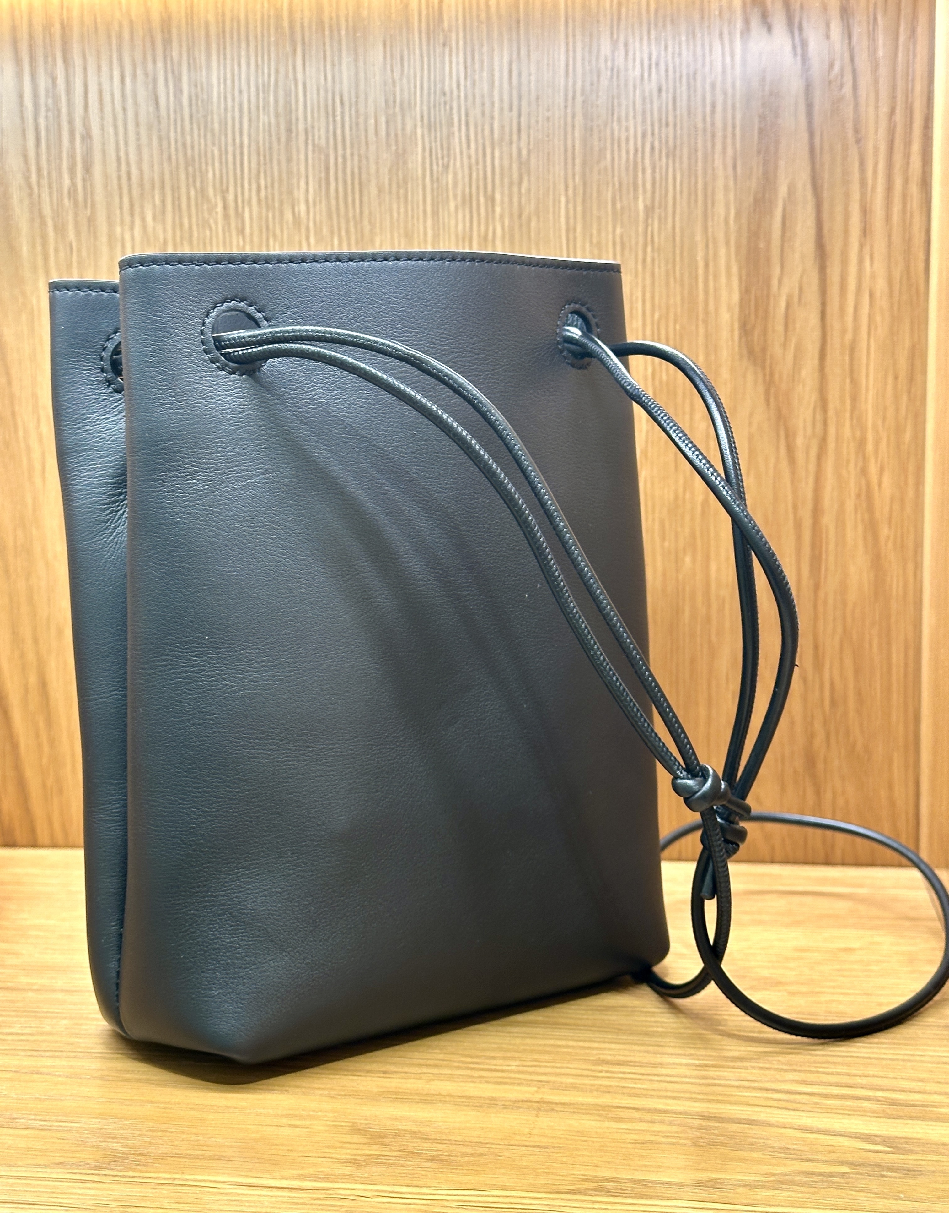 Loewe Pebble pouch (smooth calfskin)