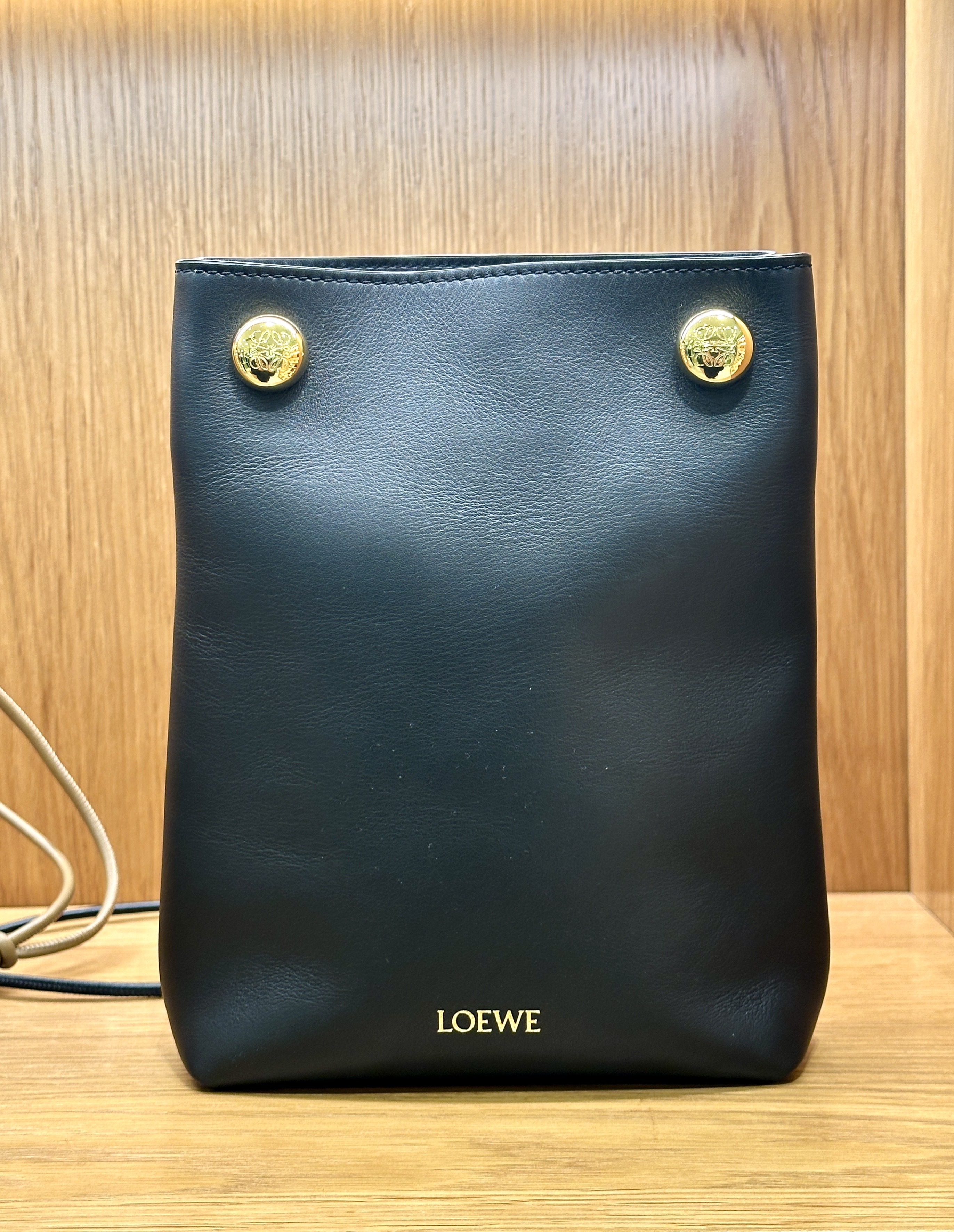 Loewe Pebble pouch (smooth calfskin)