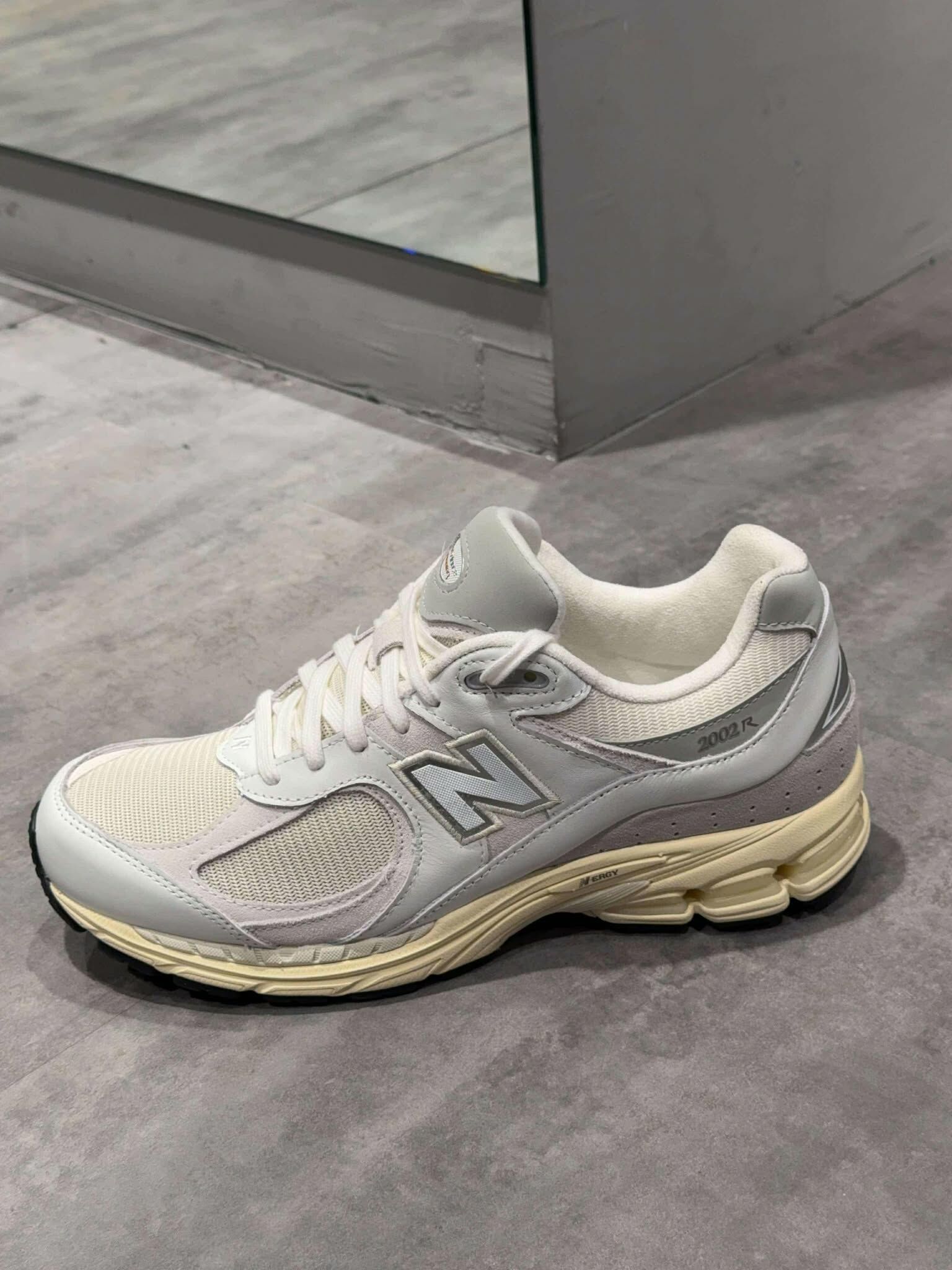 NEW BALANCE 2002R 白灰 奶油 復古 皮革 慢跑鞋 (M2002RIA)