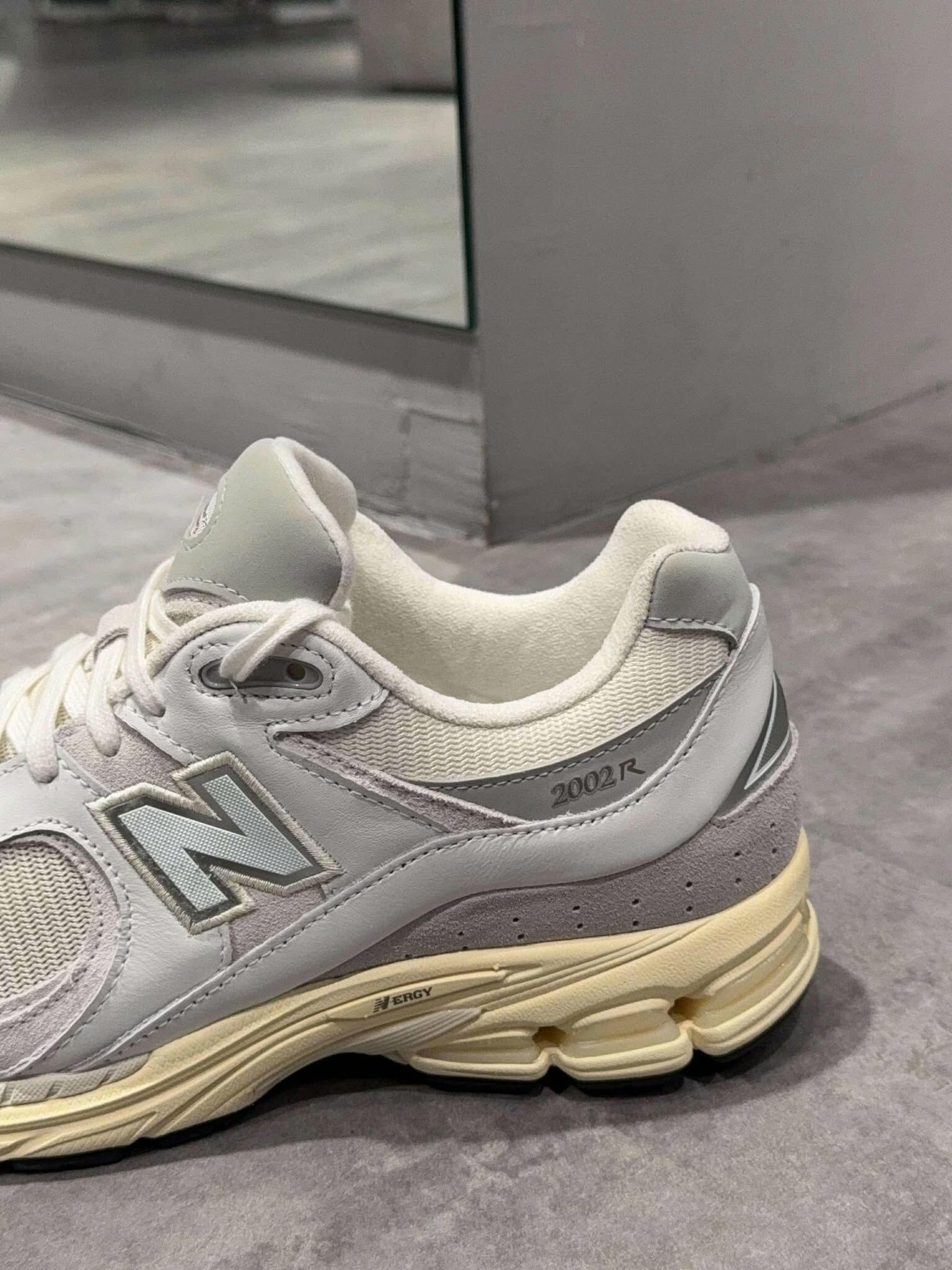 NEW BALANCE 2002R 白灰 奶油 復古 皮革 慢跑鞋 (M2002RIA)