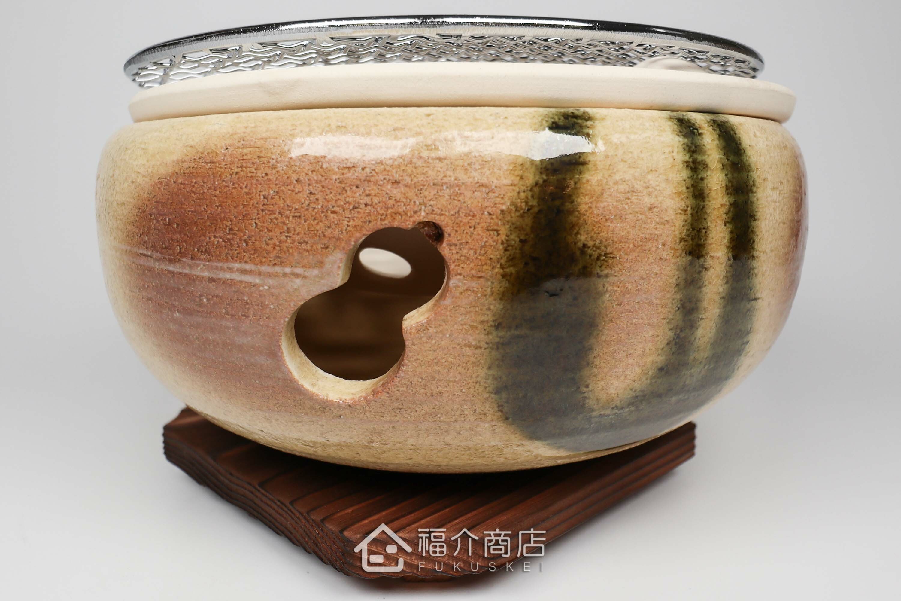 烹調烤肉、烤海鮮用的陶瓷材質水炭烤爐