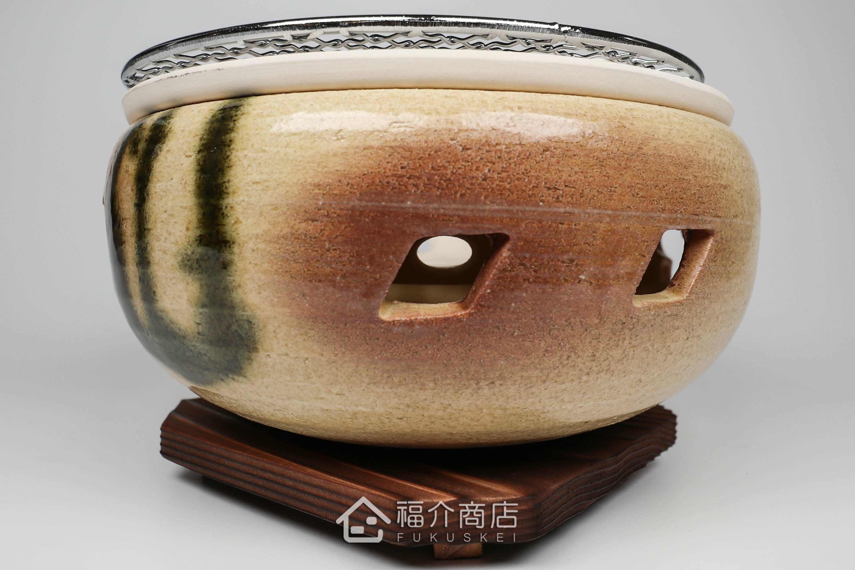 烹調烤肉、烤海鮮用的陶瓷材質水炭烤爐