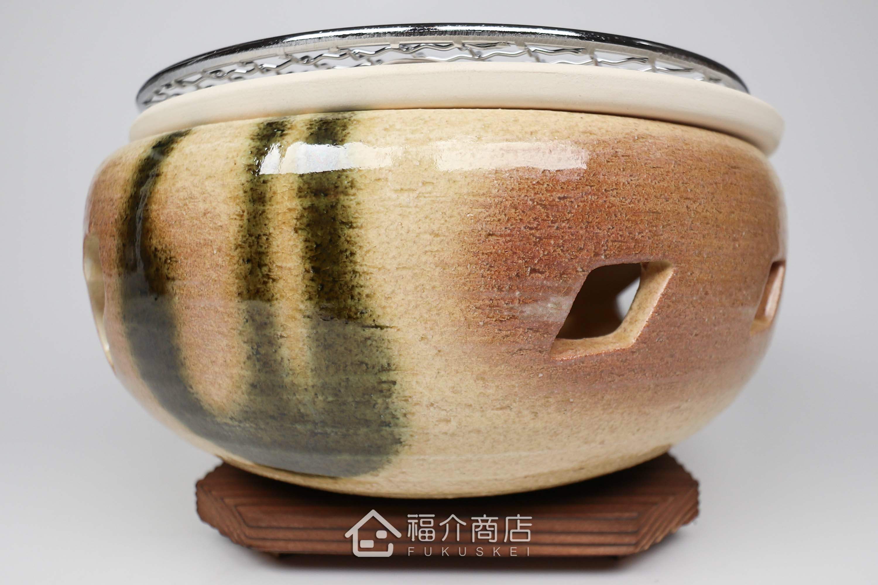 烹調烤肉、烤海鮮用的陶瓷材質水炭烤爐