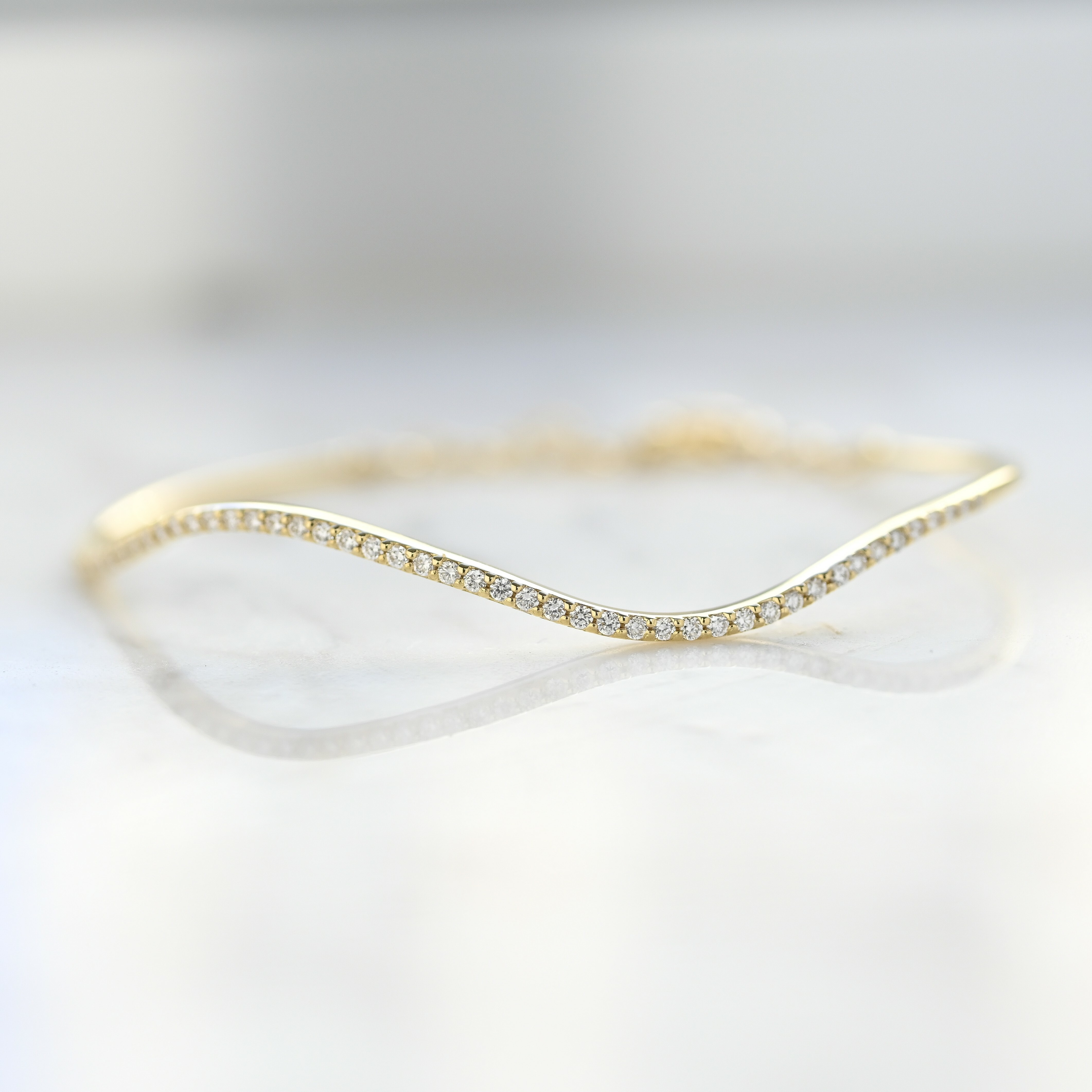 18K Curva Diamond Bangle