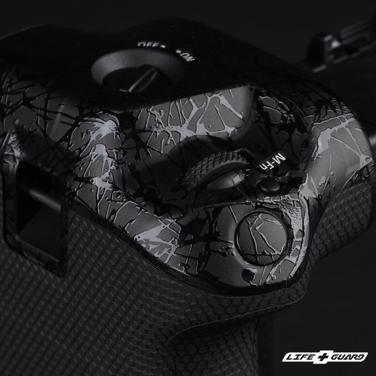 Canon BG-R20 貼膜質感特寫，LIFE+GUARD 潑墨極黑設計風格