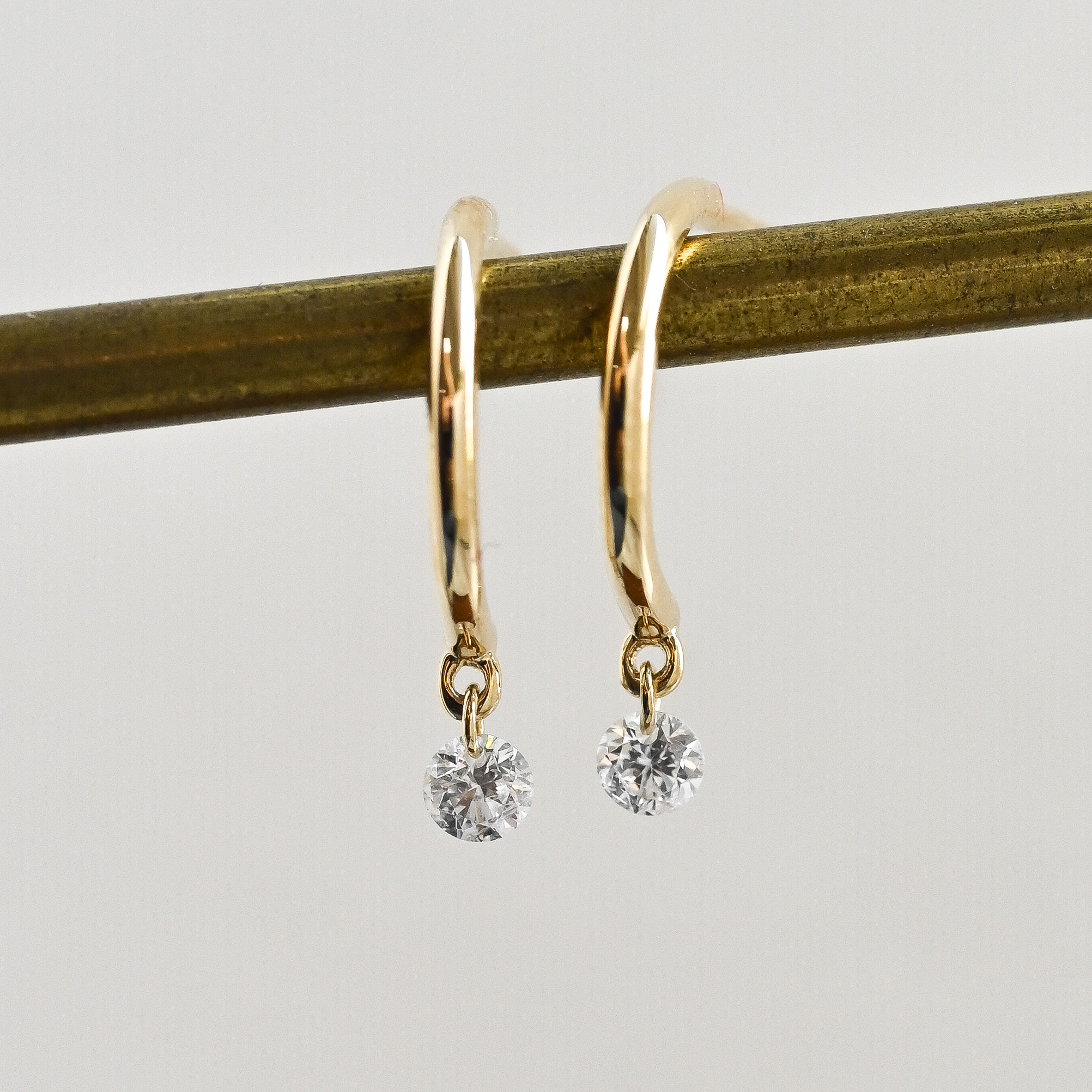 18K 0.14ct Laser Hole Diamond Earring